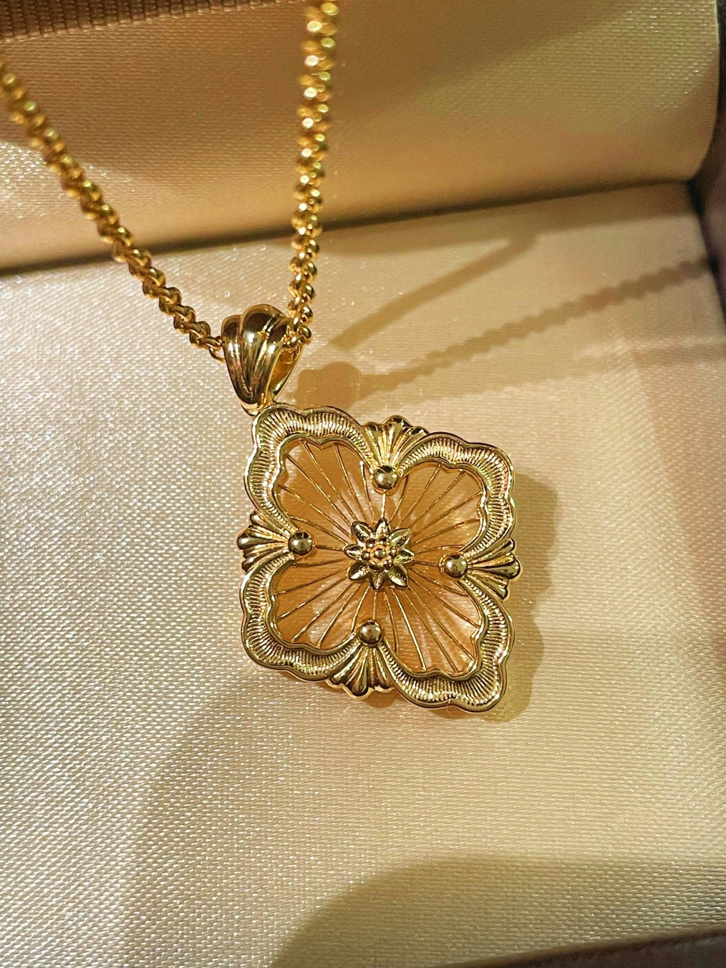 Buccellati - Inspired Honeycomb Clover Necklace - floysun
