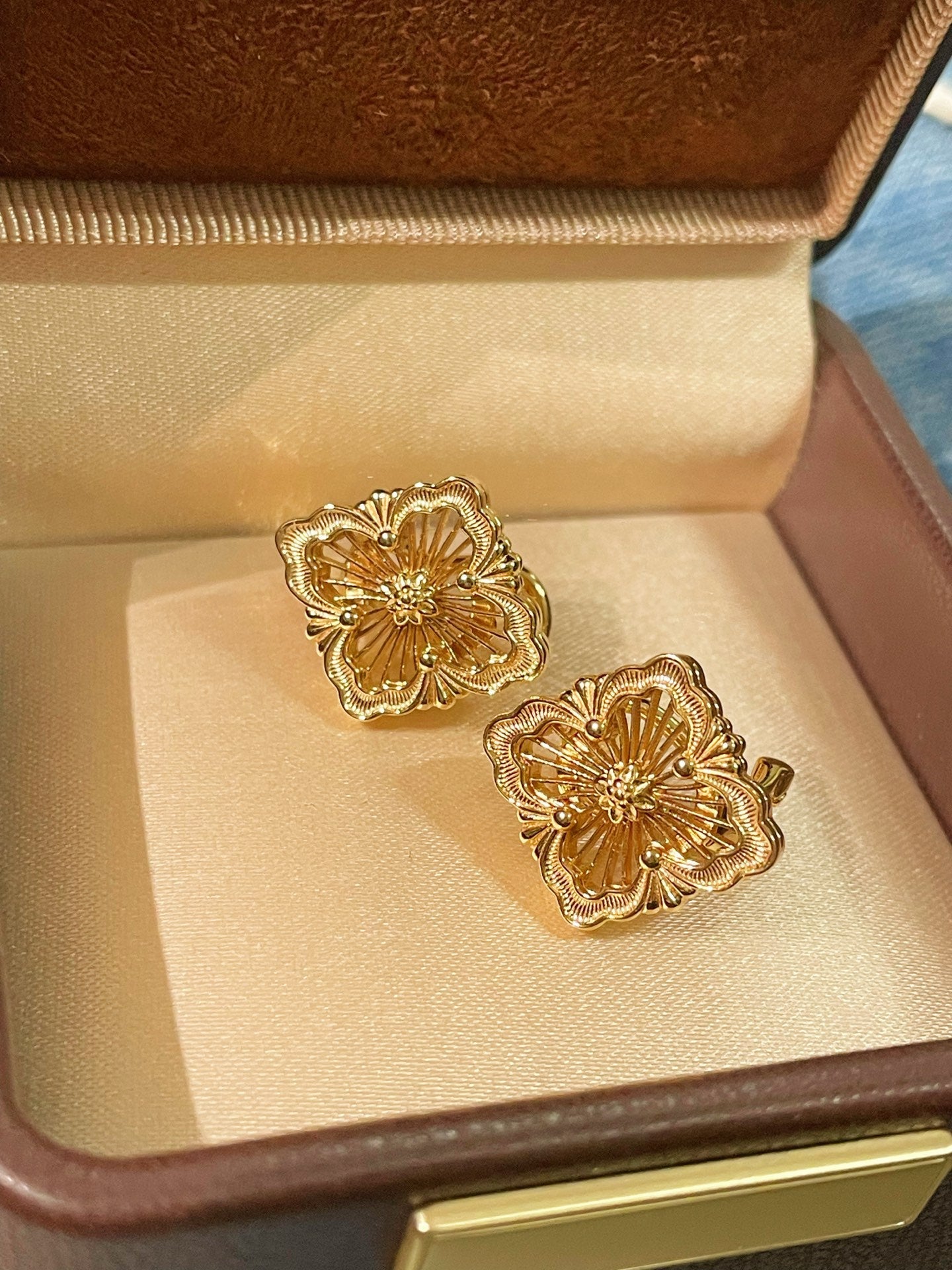 Buccellati - Inspired Honeycomb Clover Stud Earrings - floysun