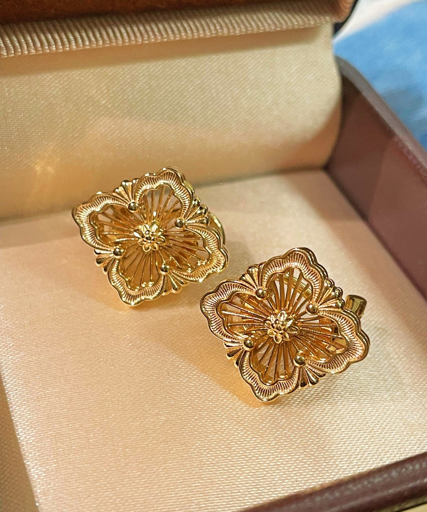 Buccellati - Inspired Honeycomb Clover Stud Earrings - floysun