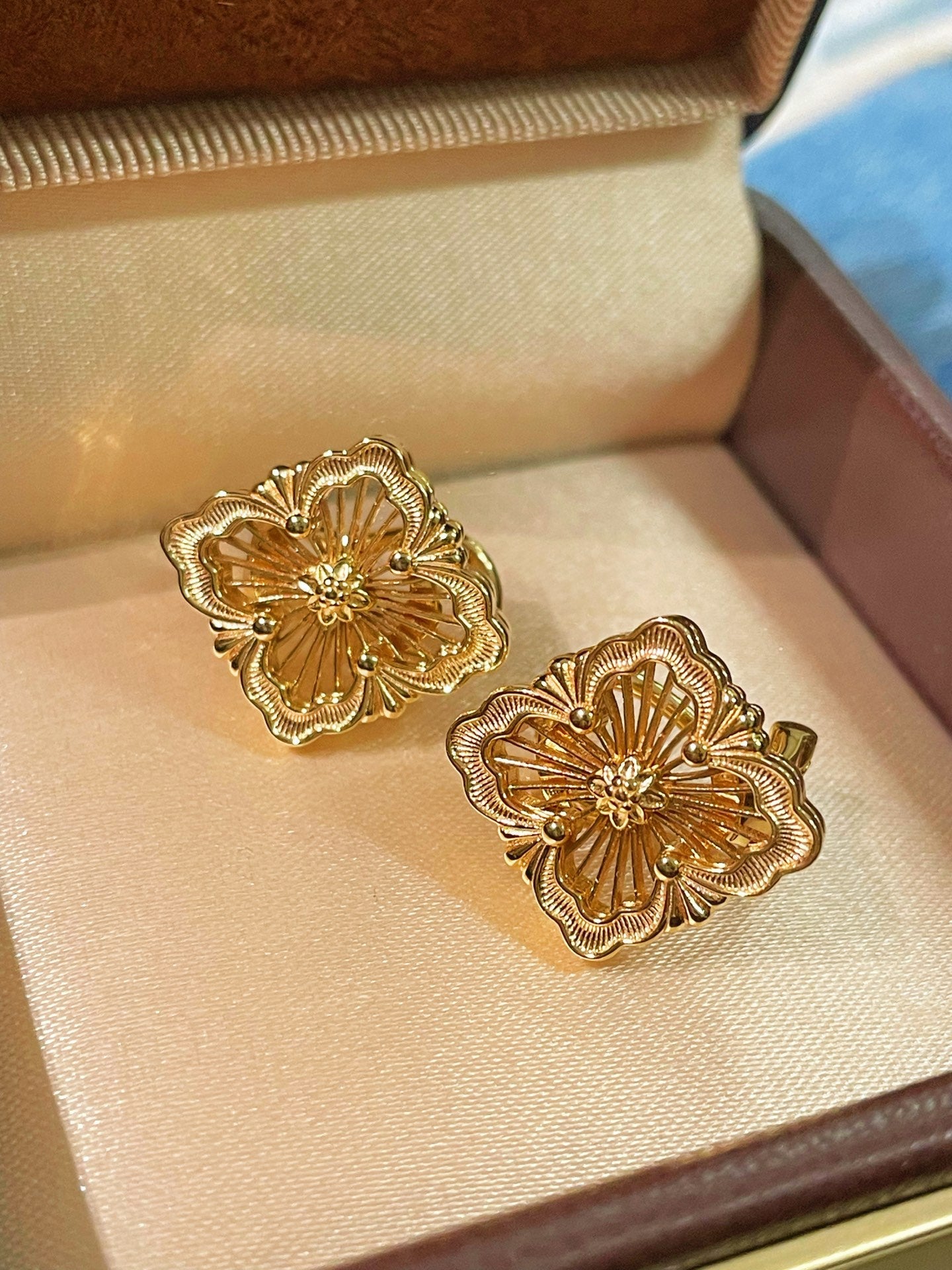 Buccellati - Inspired Honeycomb Clover Stud Earrings - floysun