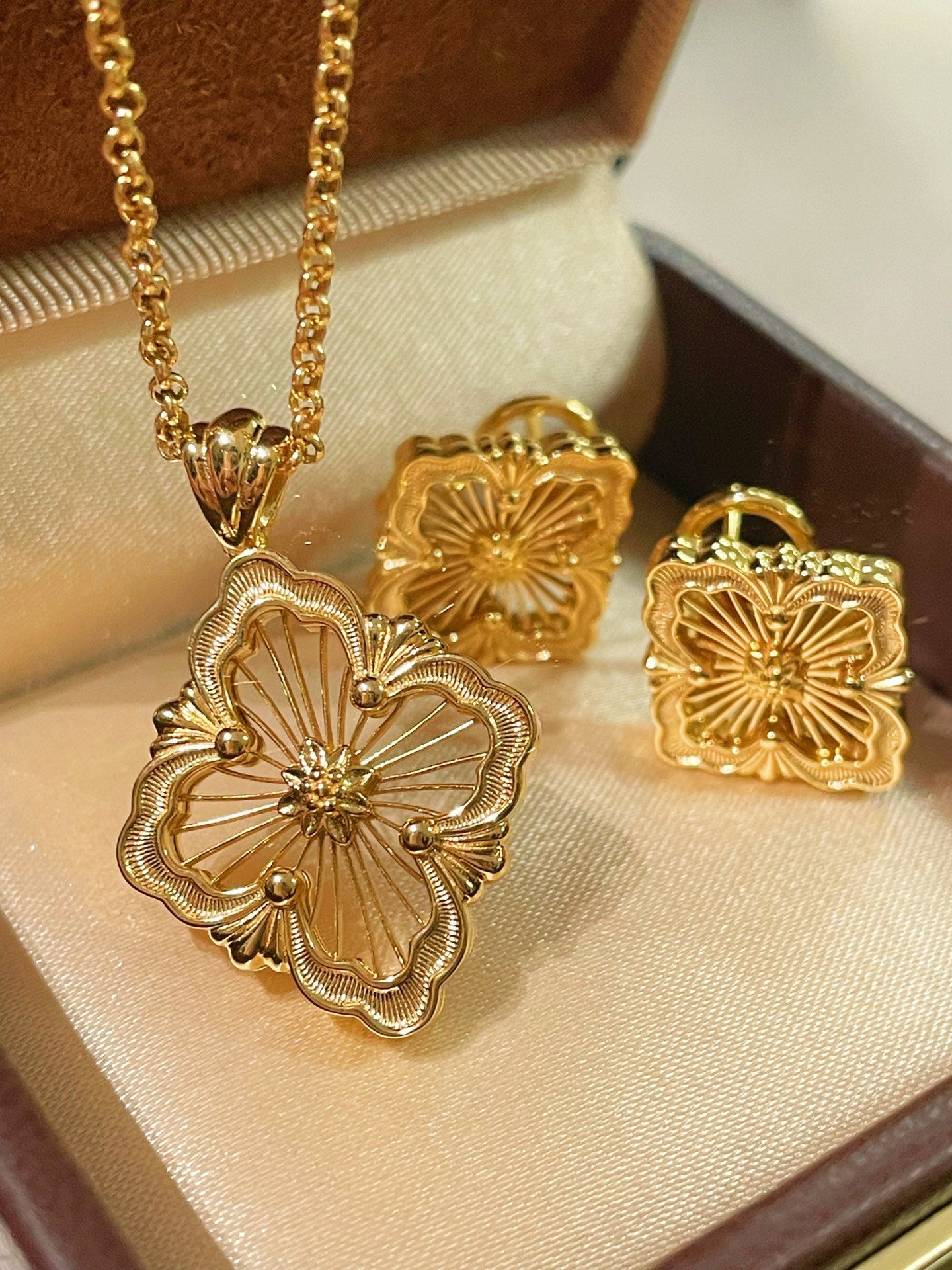 Buccellati - Inspired Honeycomb Clover Stud Earrings - floysun