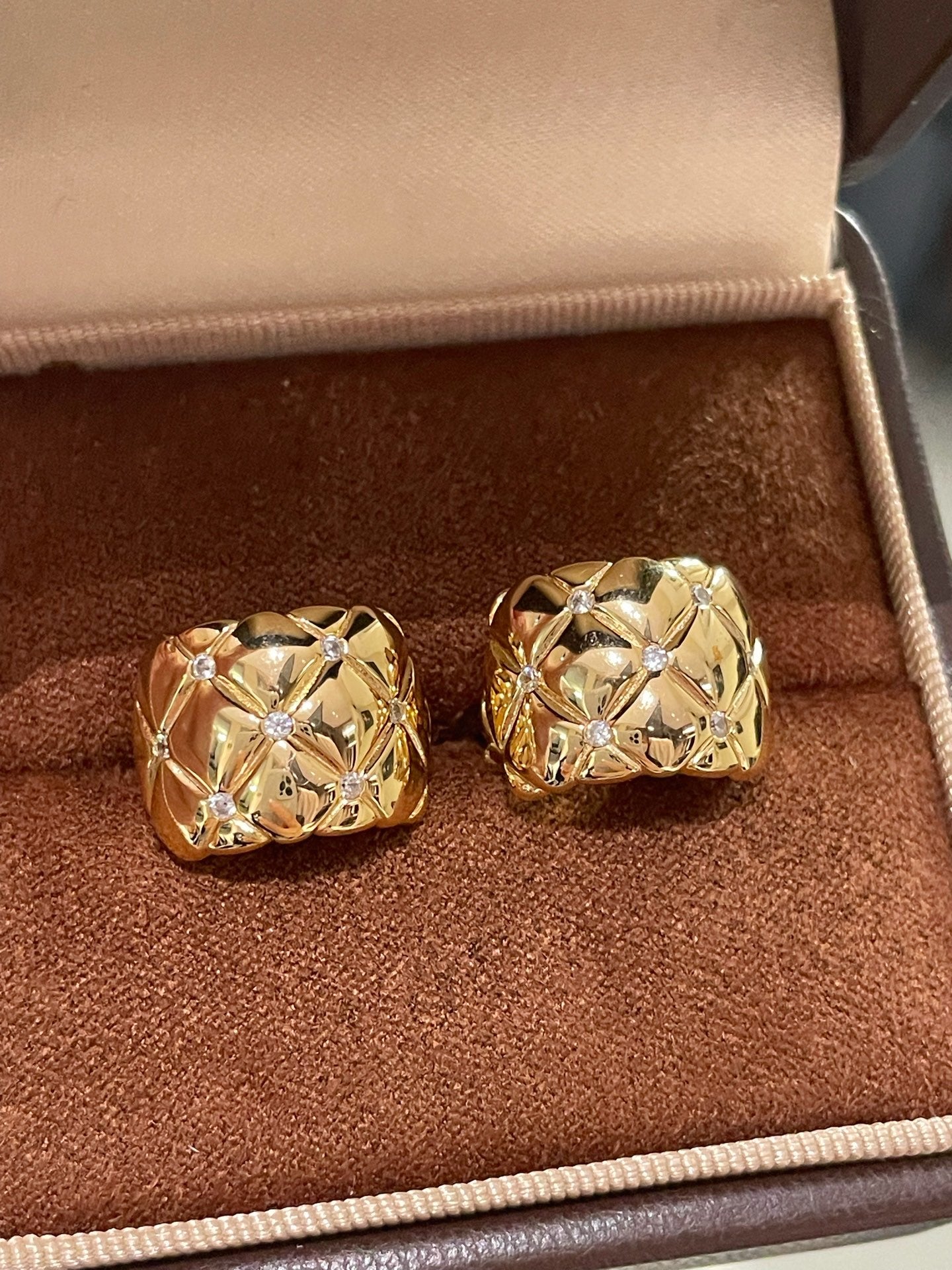 Diamond - Cut Quilted Clip - On Studs - Gold - floysun