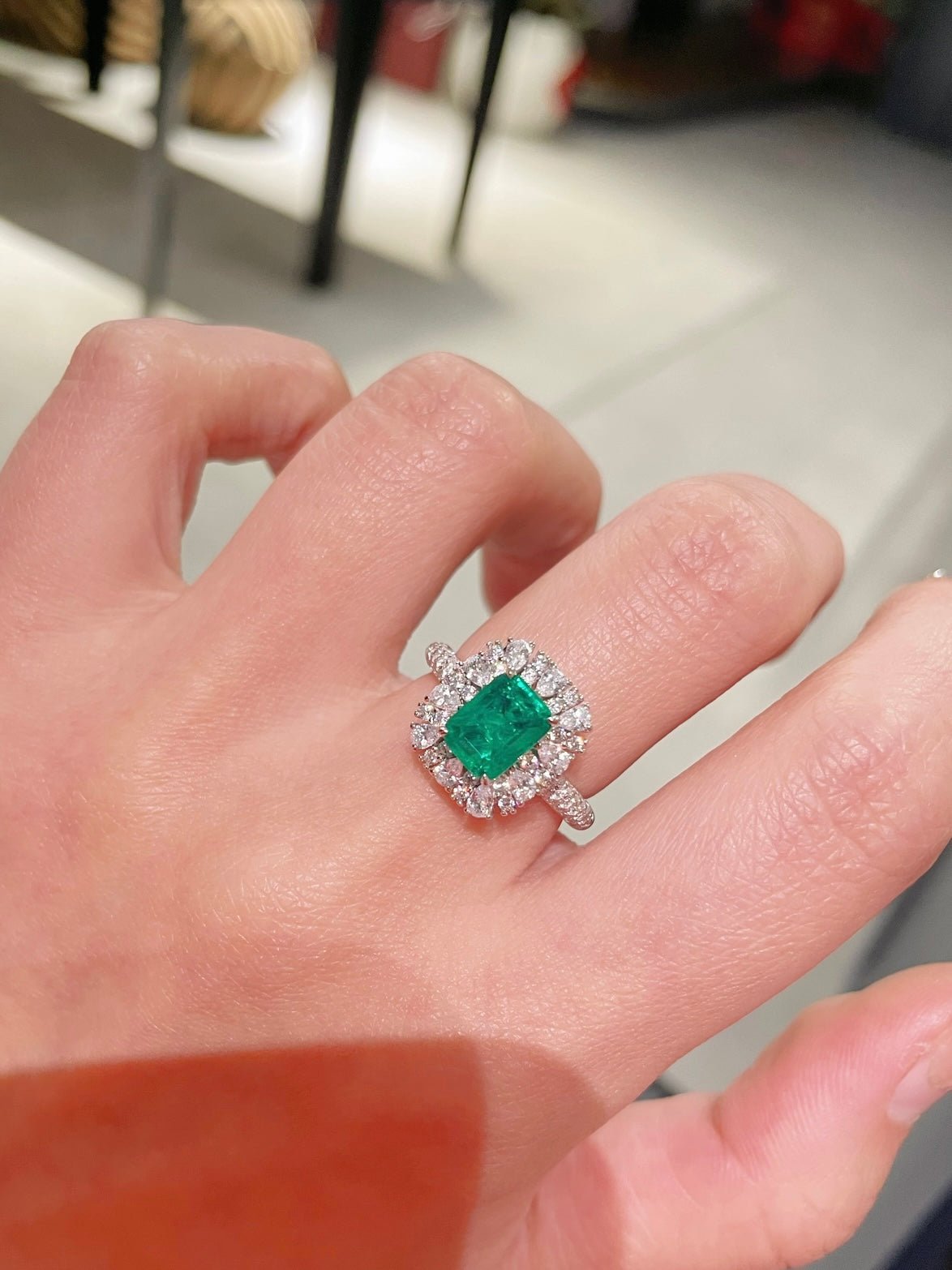 Emerald Elegance Ring – Luxury Craftsmanship - floysun