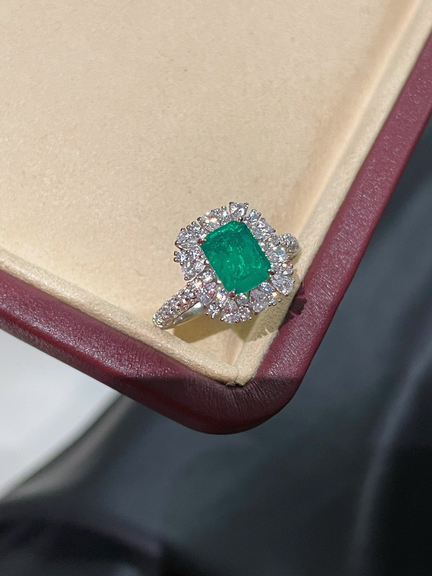 Emerald Elegance Ring – Luxury Craftsmanship - floysun
