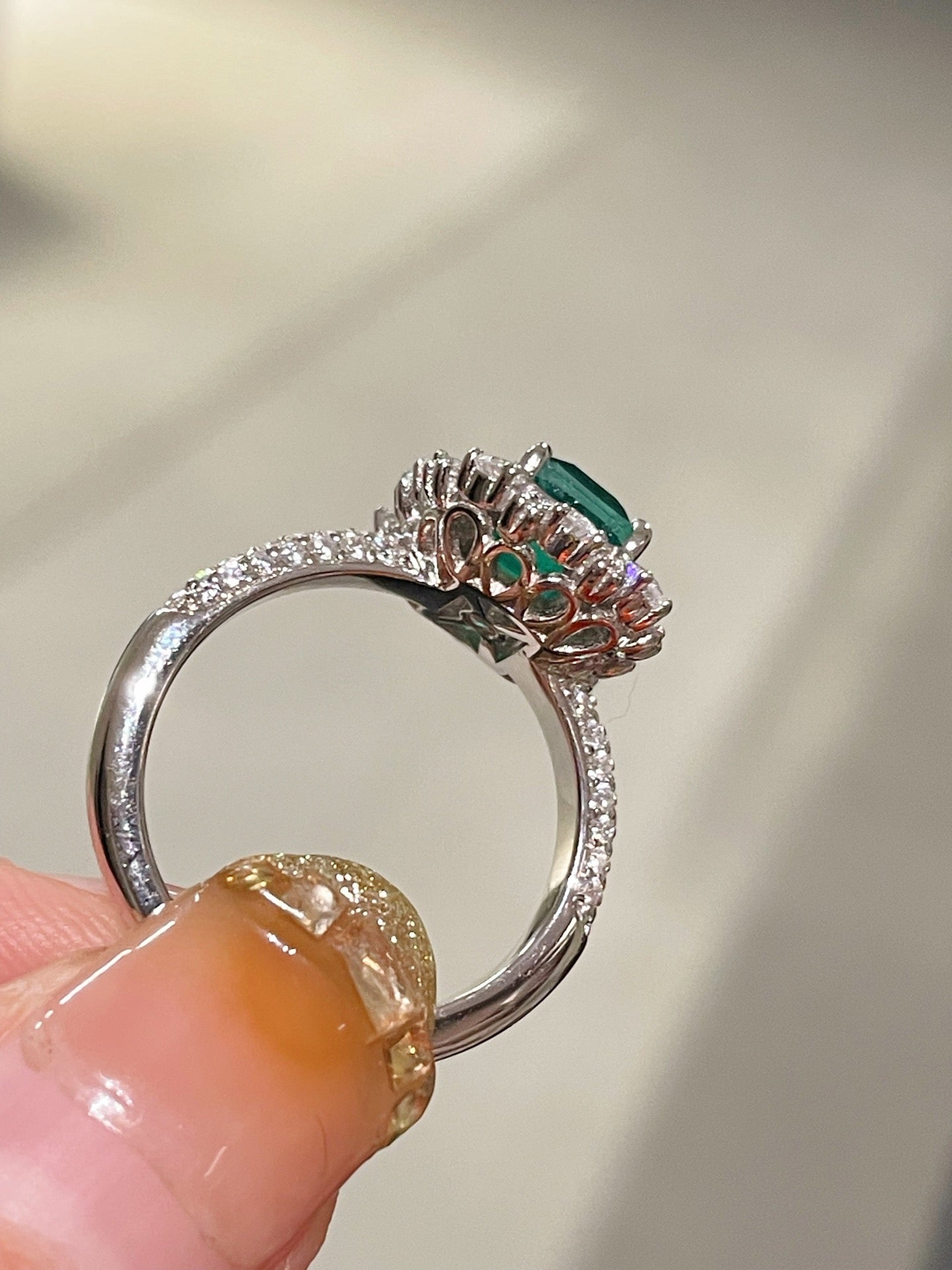 Emerald Elegance Ring – Luxury Craftsmanship - floysun