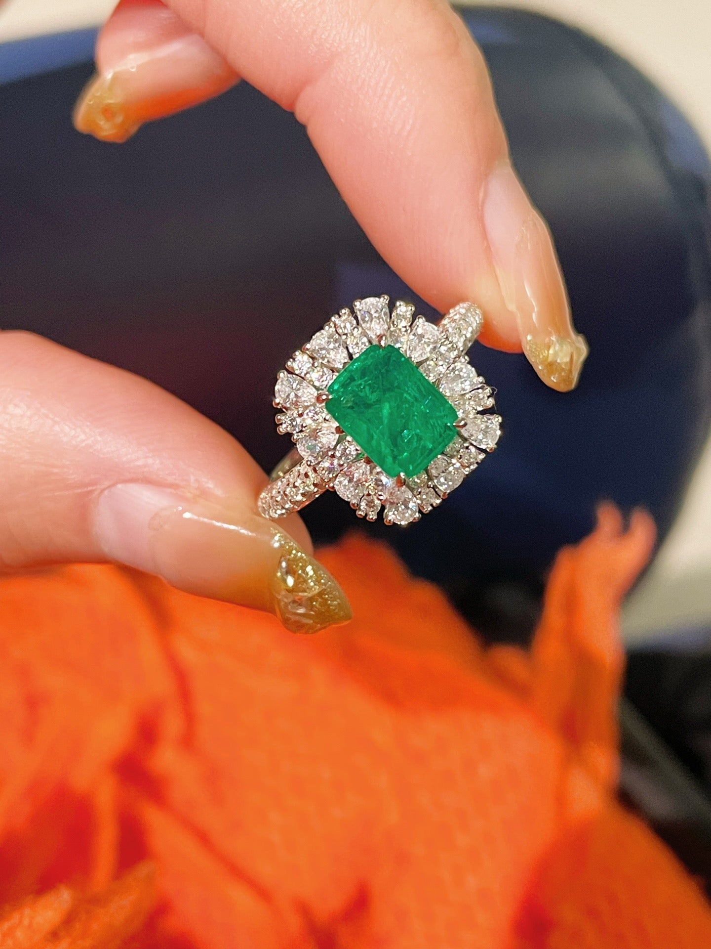 Emerald Elegance Ring – Luxury Craftsmanship - floysun
