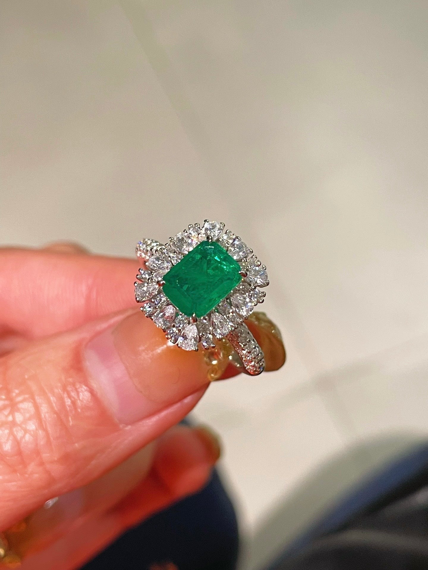 Emerald Elegance Ring – Luxury Craftsmanship - floysun