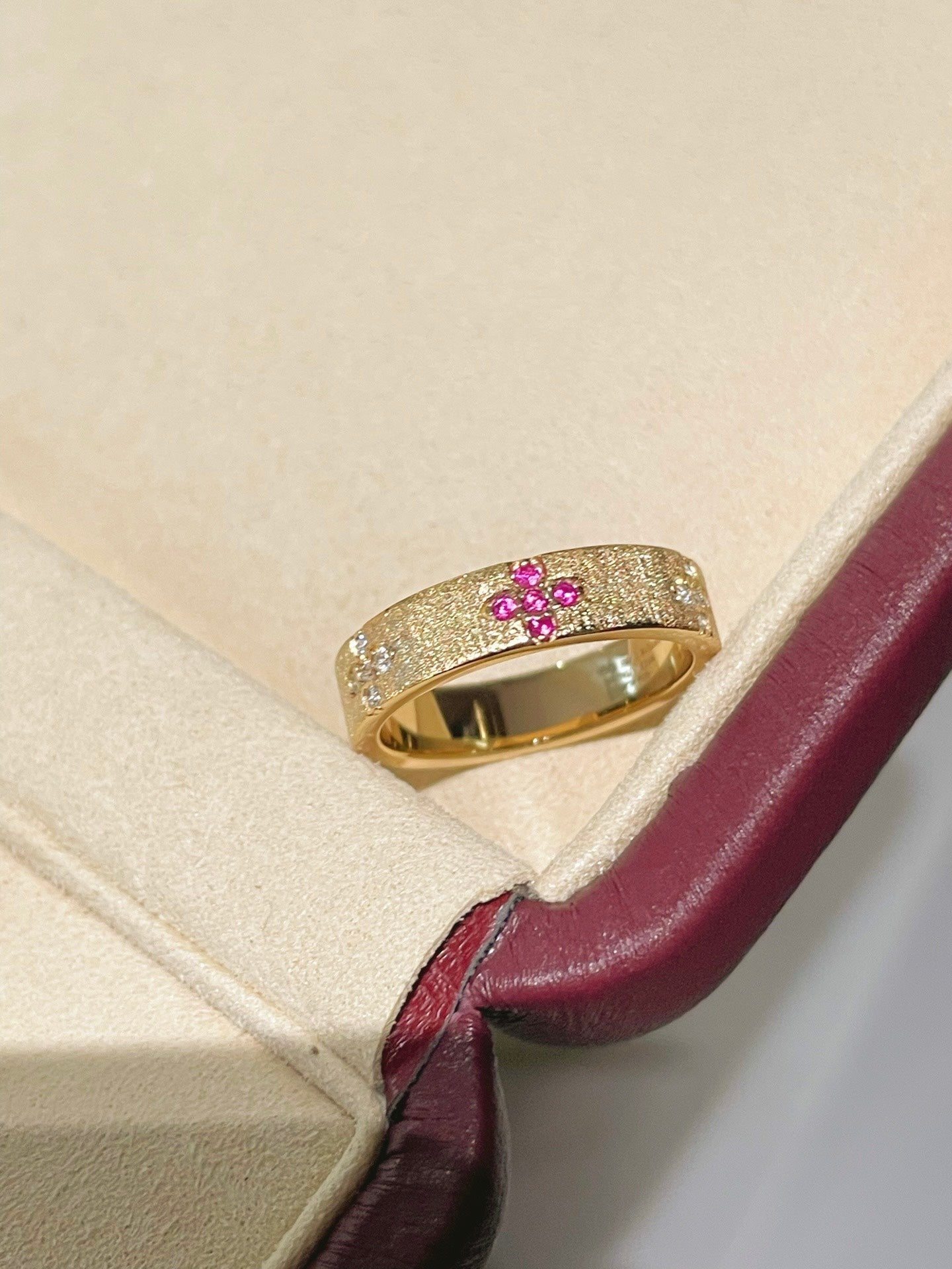 Handcrafted Brushed Clover Ring Pink Sapphires - floysun