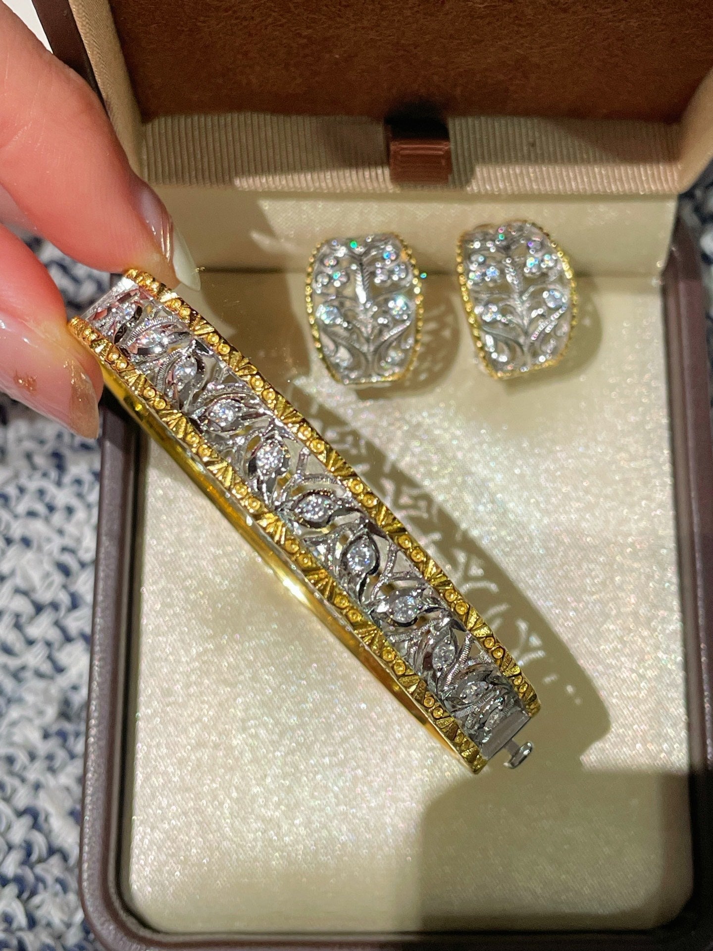 Hollow Leaf Eternal Spring Bangle with Pave Diamonds - floysun