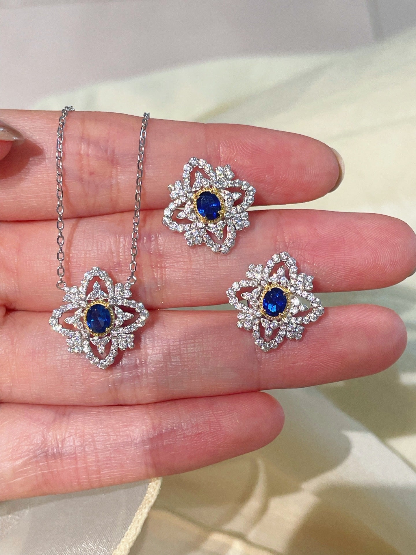 Italian Style Blue Sapphire Clover Necklace with Diamond Lace - floysun
