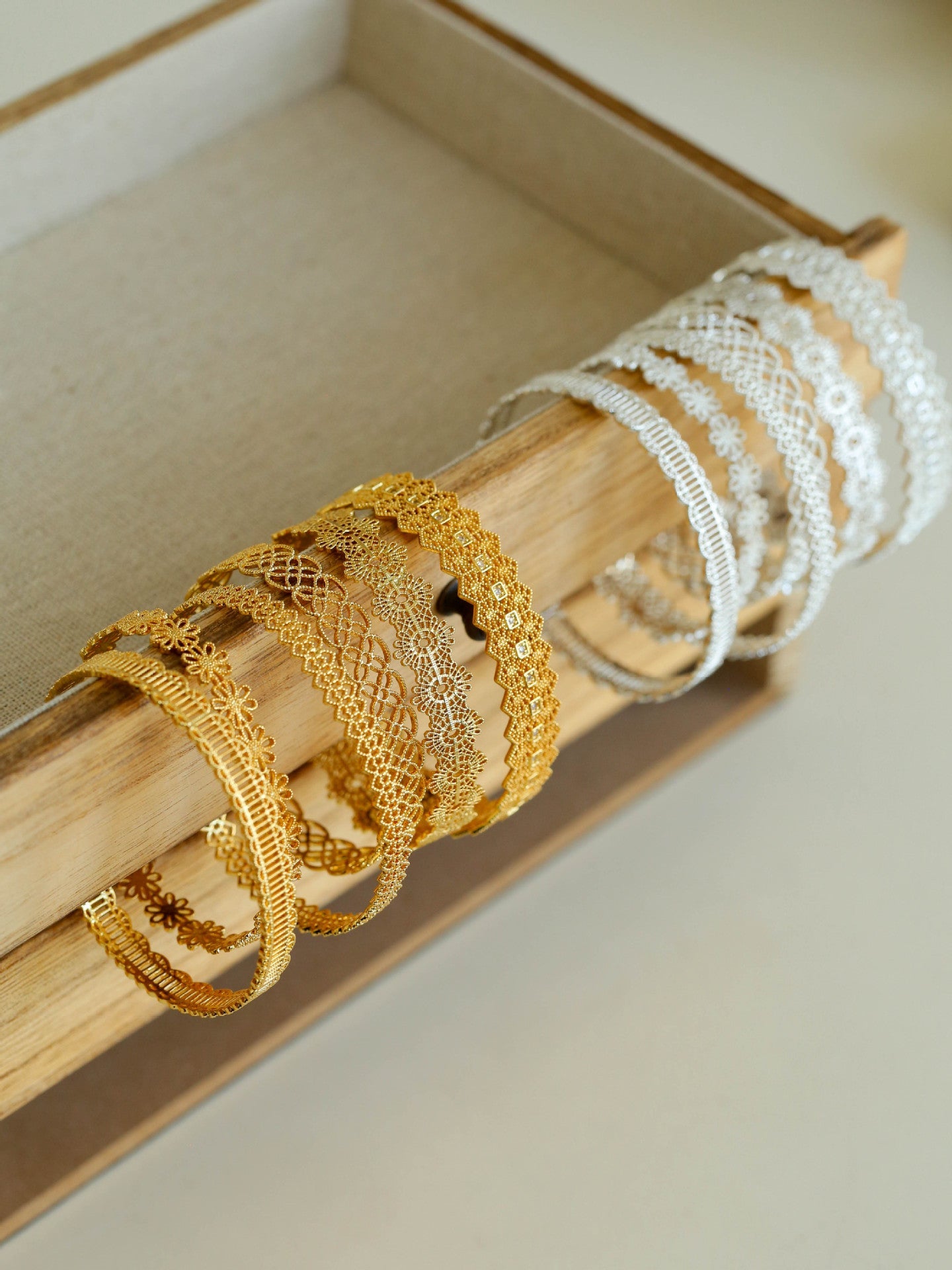 Lace Pattern Diamond Open Bangle - floysun