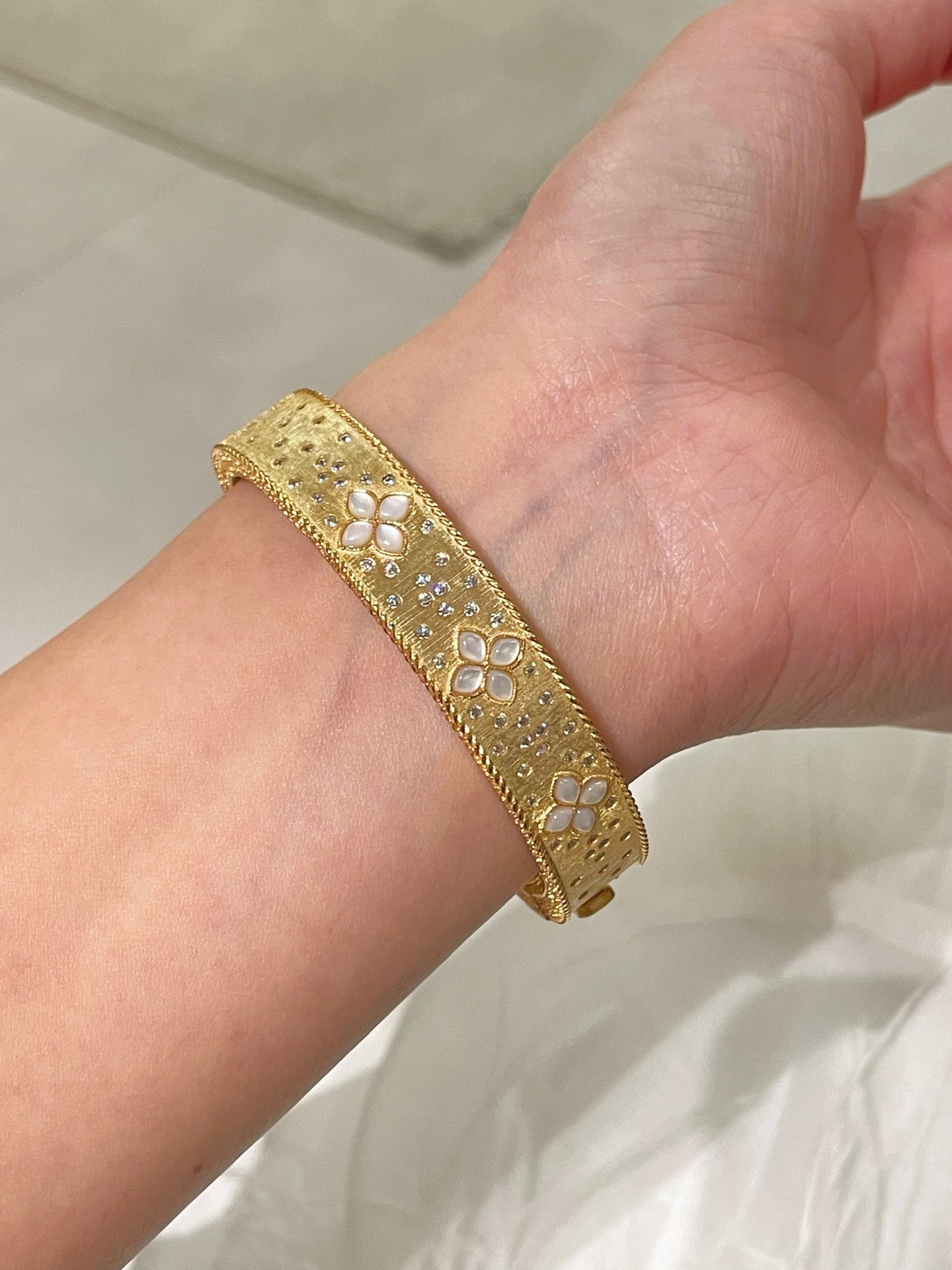 Luxurious Pavé Heavywork Brushed Bangle Natural Mother - of - Pearl Clover - floysun