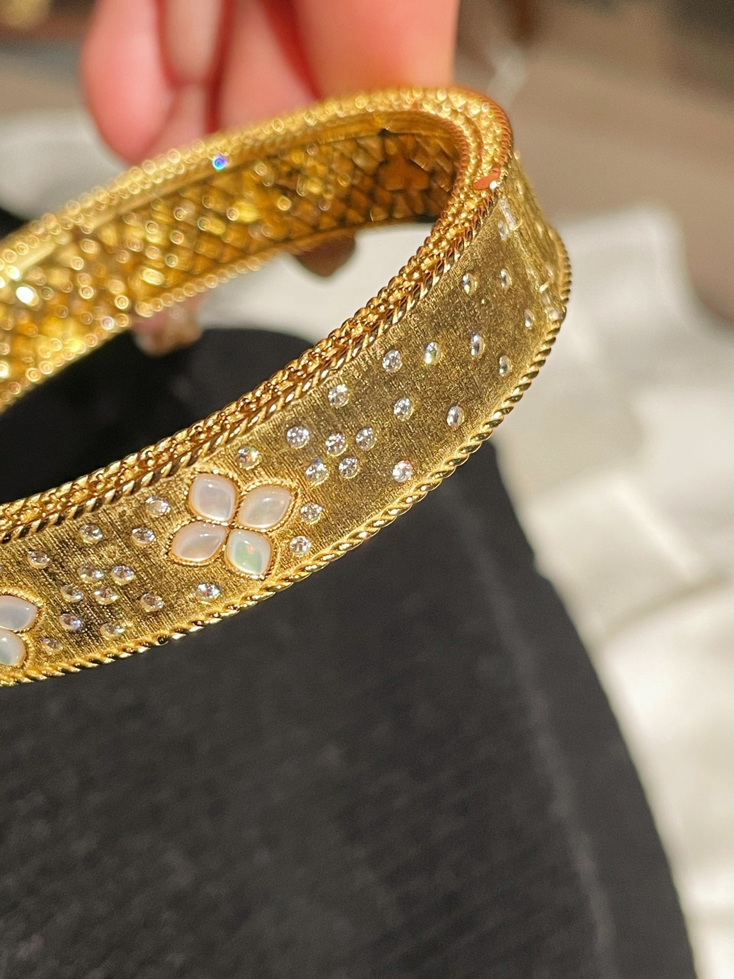 Luxurious Pavé Heavywork Brushed Bangle Natural Mother - of - Pearl Clover - floysun