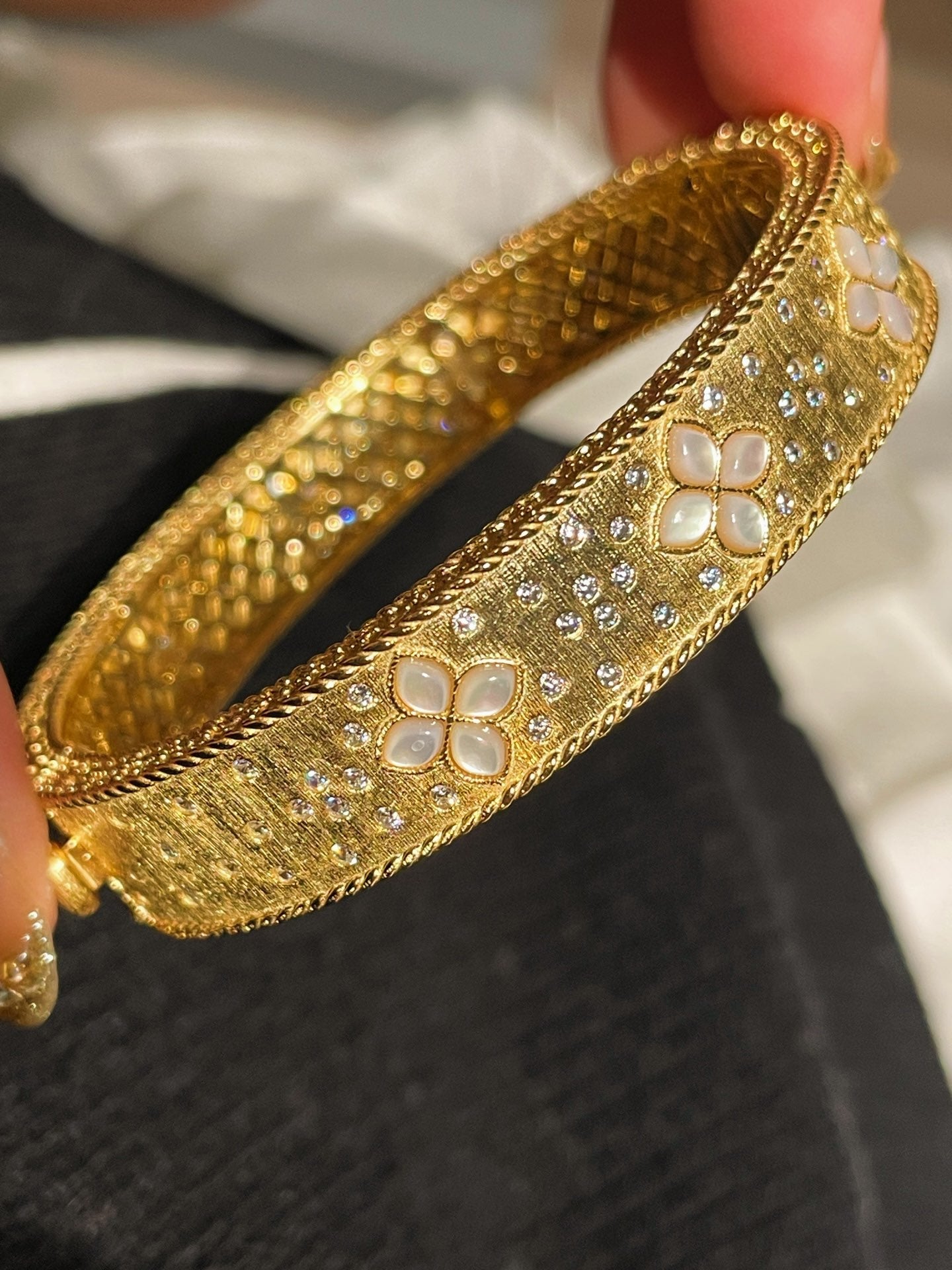 Luxurious Pavé Heavywork Brushed Bangle Natural Mother - of - Pearl Clover - floysun