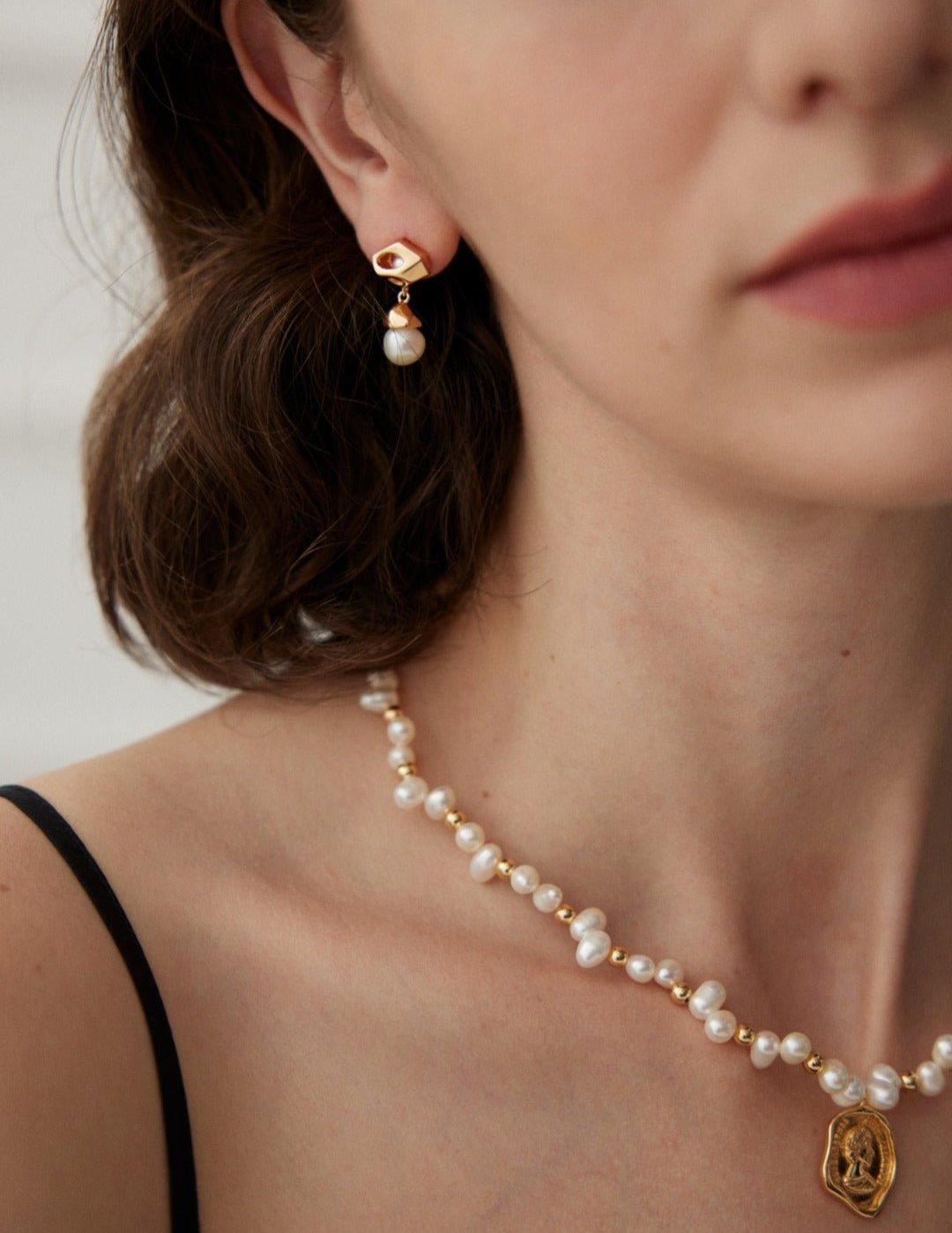 Natural Pearl Queen Engraved Pendants Necklaces - floysun