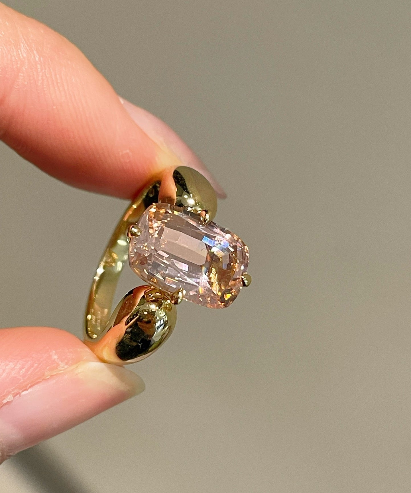 Padparadscha Oval - Cut Minimalist Ring – Rare Sunset Sapphire - floysun