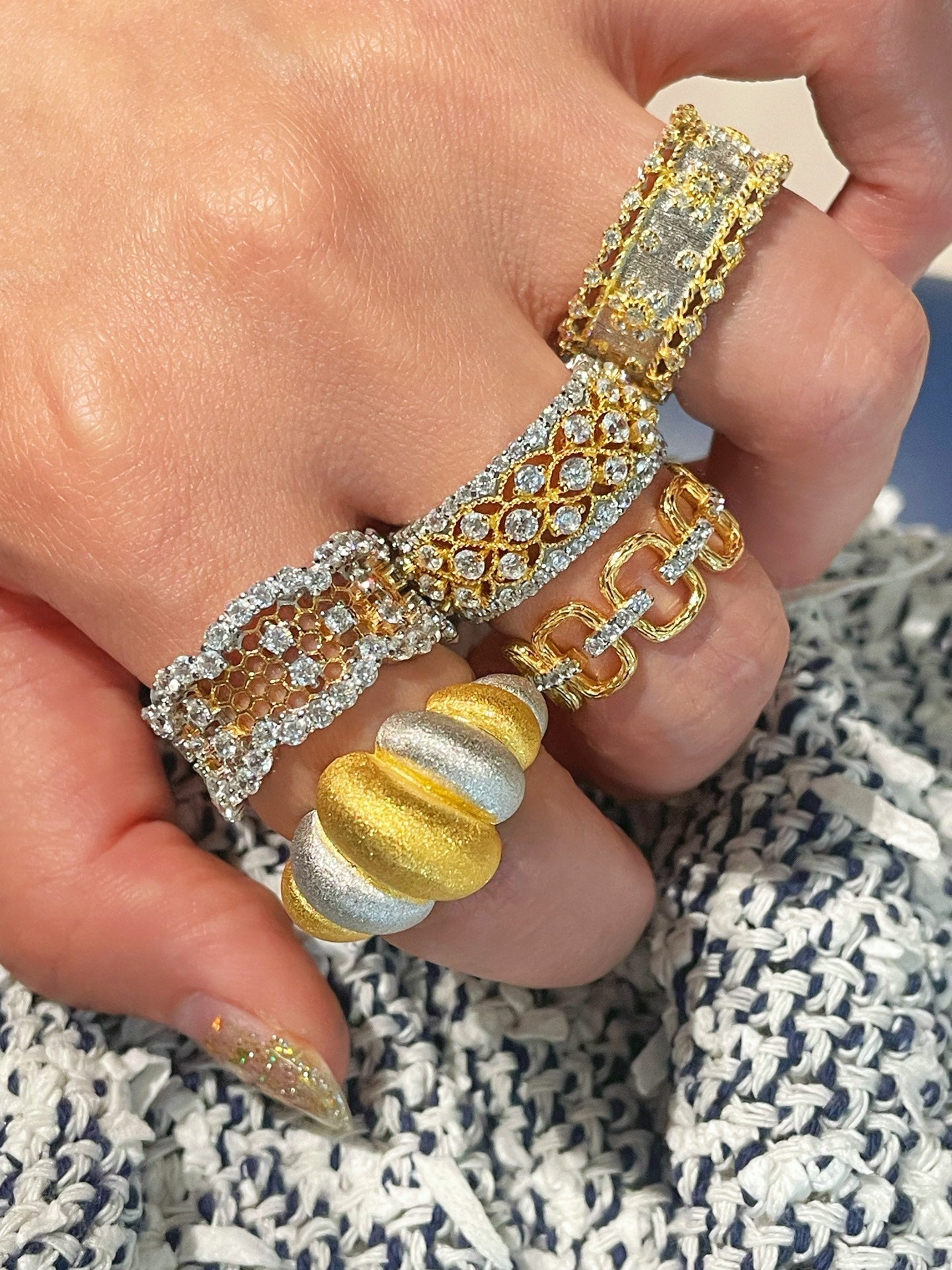 Vintage Wide Honeycomb Openwork Ring with Simulated Diamonds - floysun