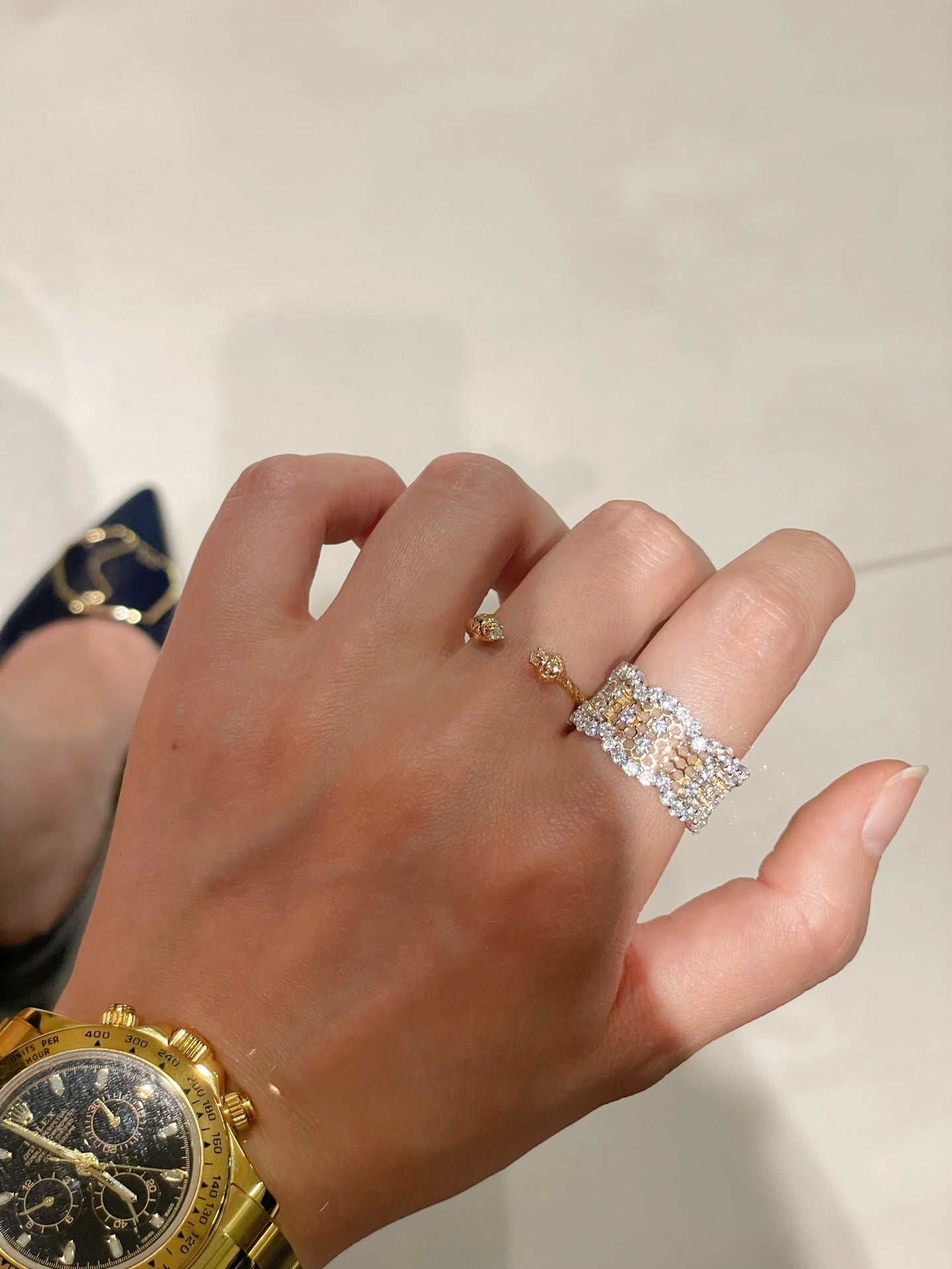 Vintage Wide Honeycomb Openwork Ring with Simulated Diamonds - floysun