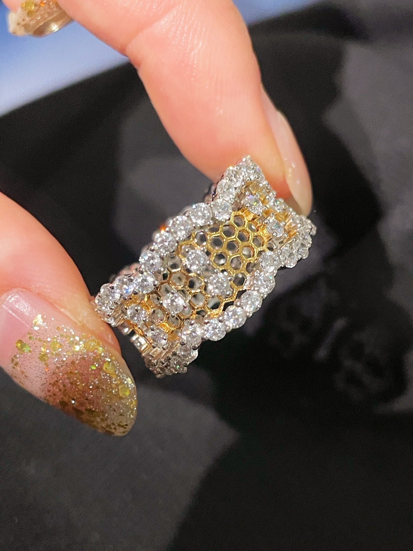 Vintage Wide Honeycomb Openwork Ring with Simulated Diamonds - floysun