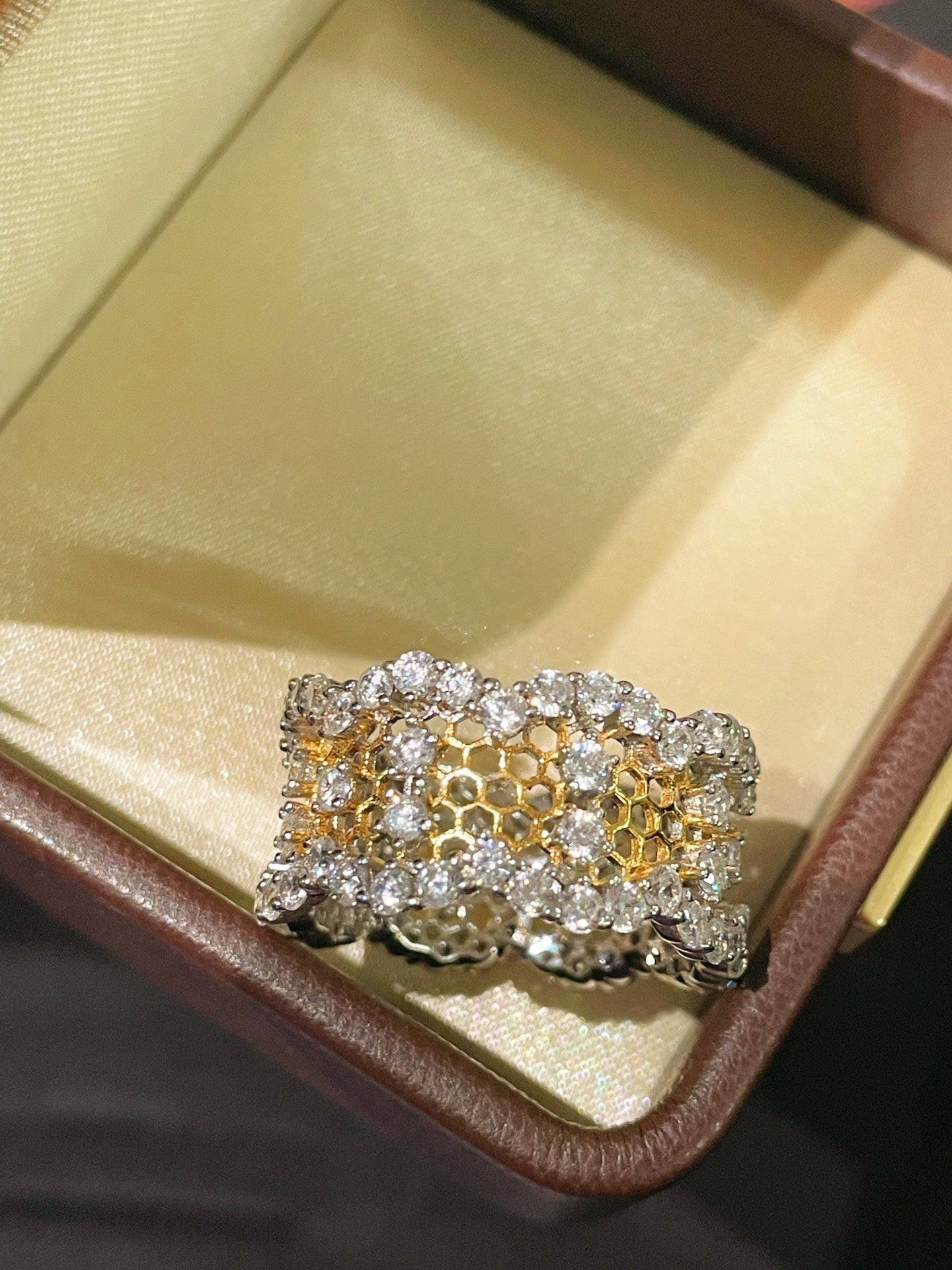Vintage Wide Honeycomb Openwork Ring with Simulated Diamonds - floysun