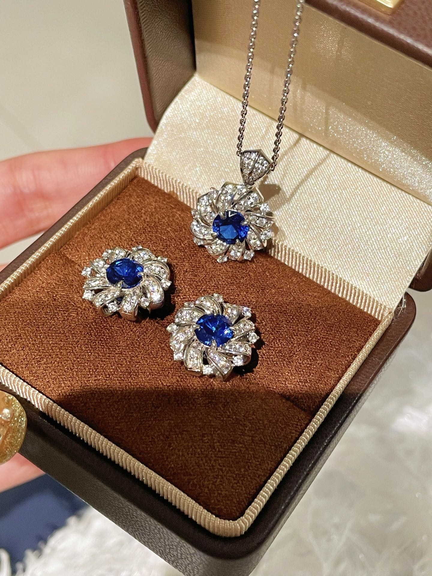 Whirlwind Blue Sapphire Necklace - floysun