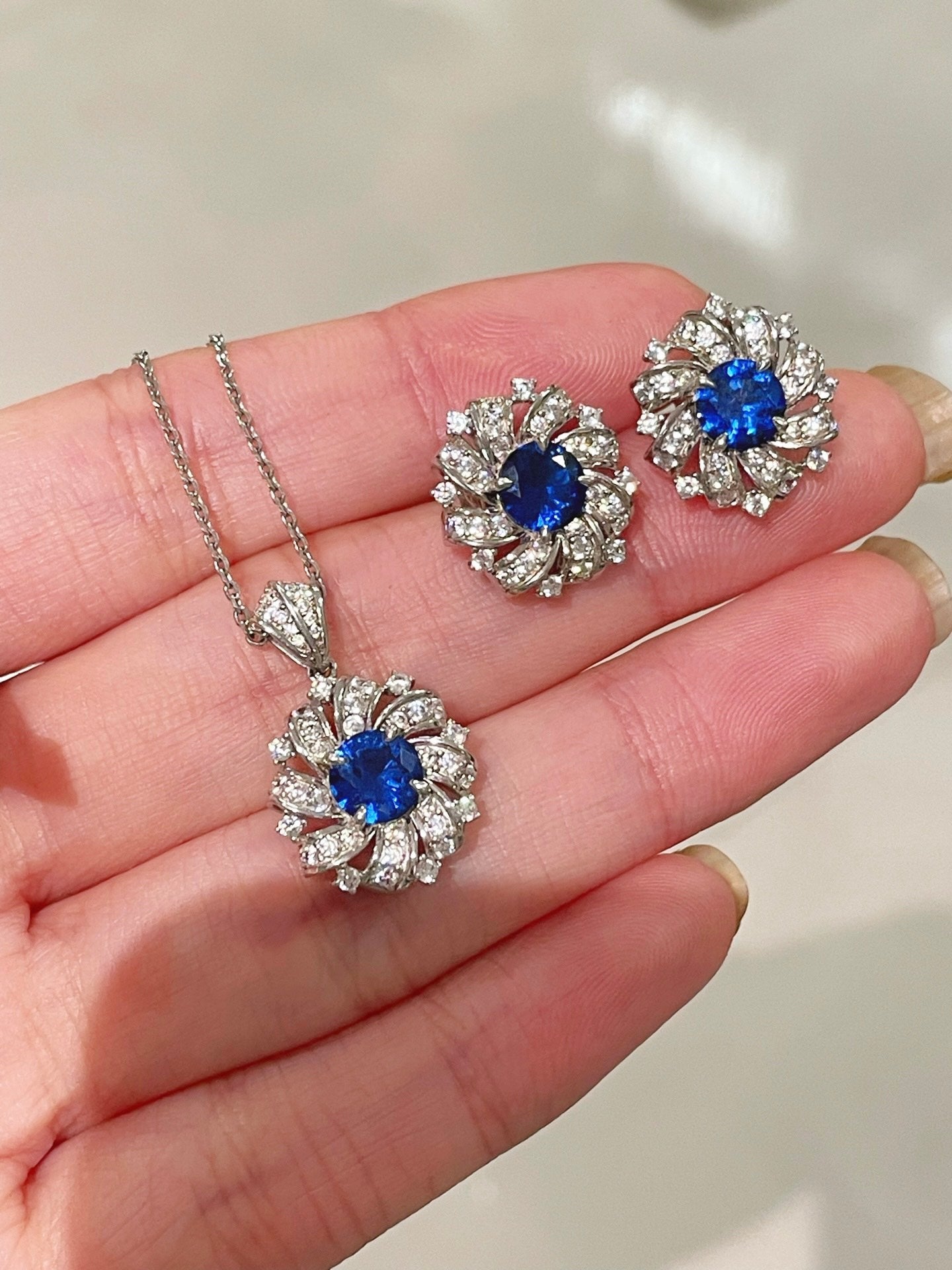Whirlwind Blue Sapphire Necklace - floysun