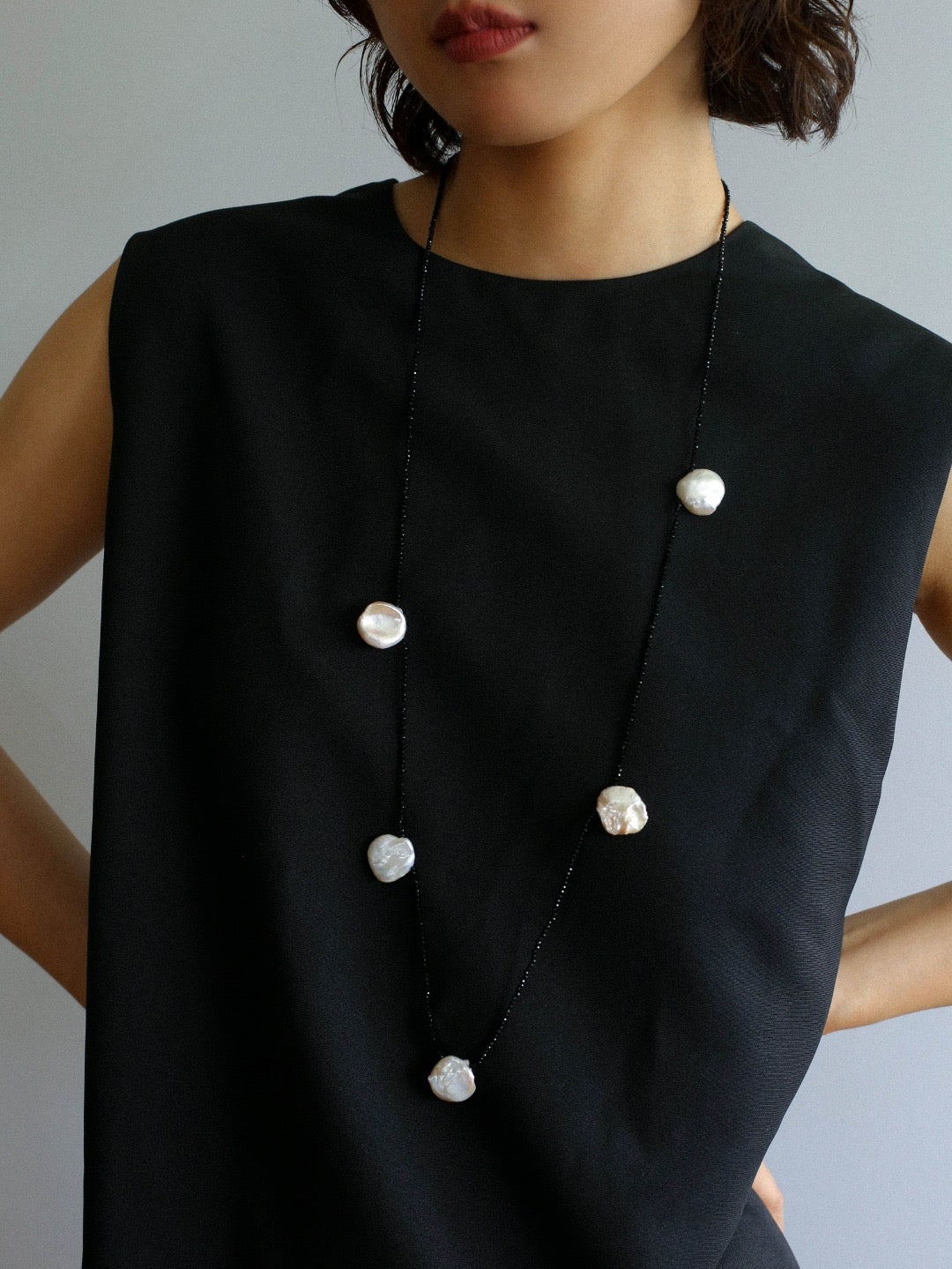 Five Large Petal Baroque Pearls Black Spinel Necklace - floysun