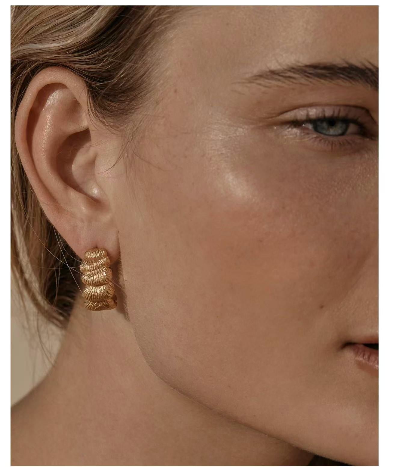 3D Sculpted Seashell Texture C-Hoop Earrings - floysun