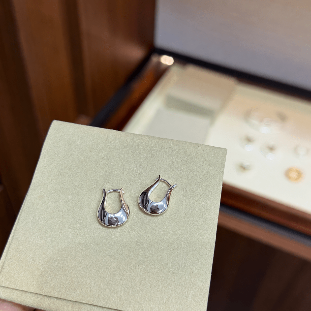 925 Sterling Silver Sculptural Vase-Shaped Hoop Earrings - floysun