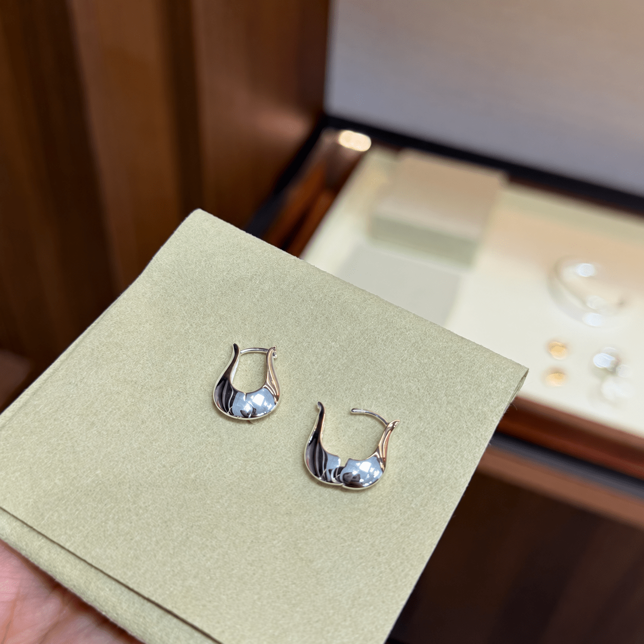 925 Sterling Silver Sculptural Vase-Shaped Hoop Earrings - floysun