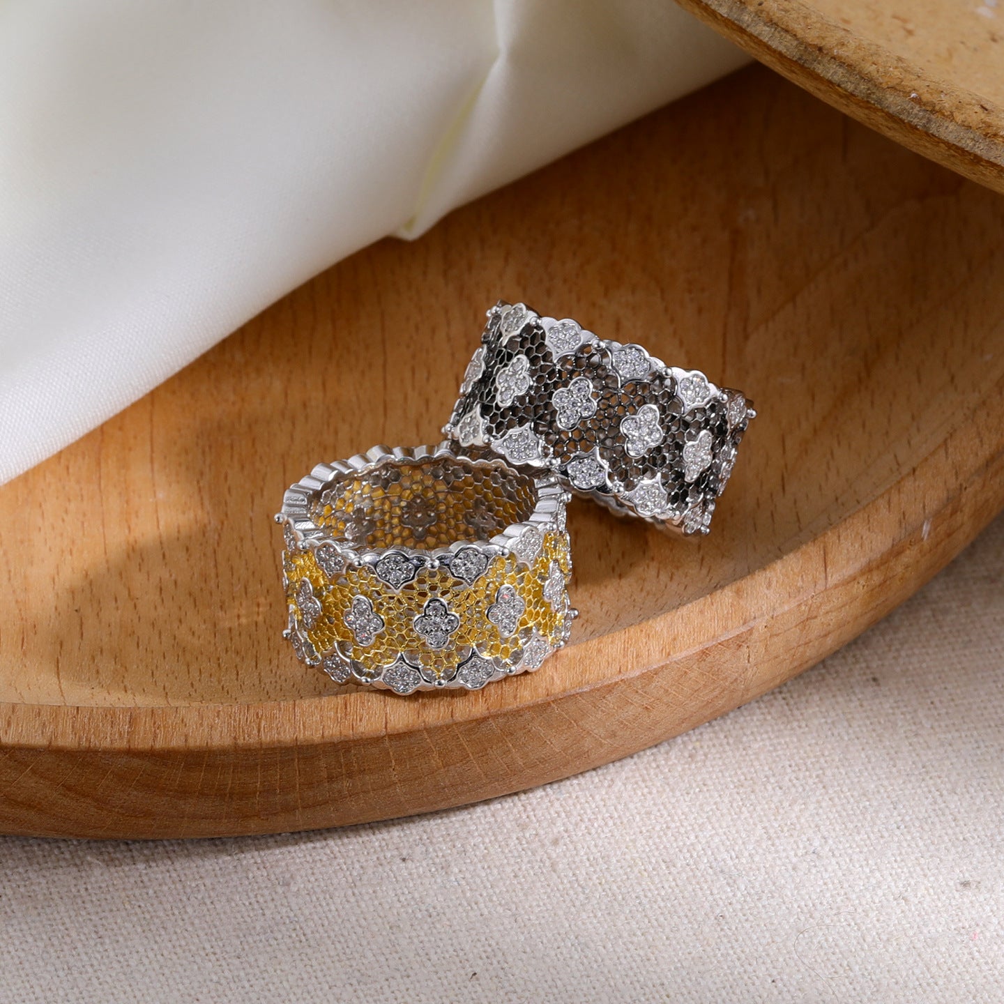 Two-Tone Clover Pavé Lace Band Ring - scale view | Floysun