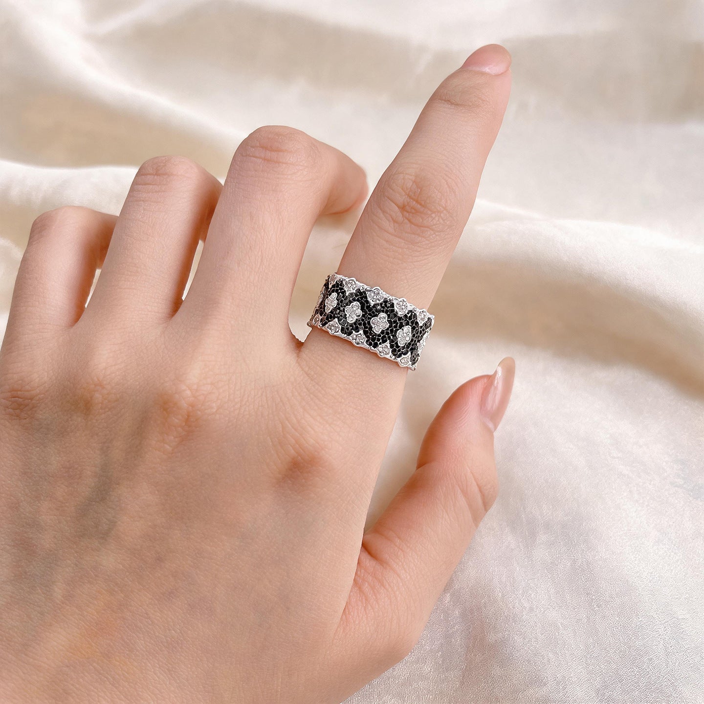 Two-Tone Clover Pavé Lace Band Ring - alternate angle | Floysun