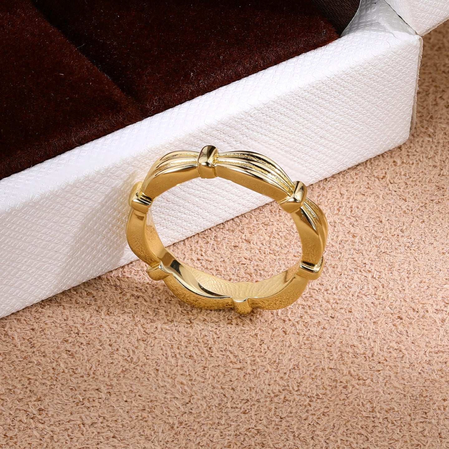Sculpted ribbon wrap band ring - front view
