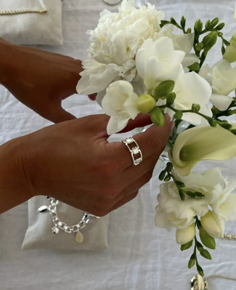 Geometric Link Openwork Band Ring - close-up detail | Floysun