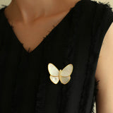 Broche Papillon Élégante en Nacre Blanche