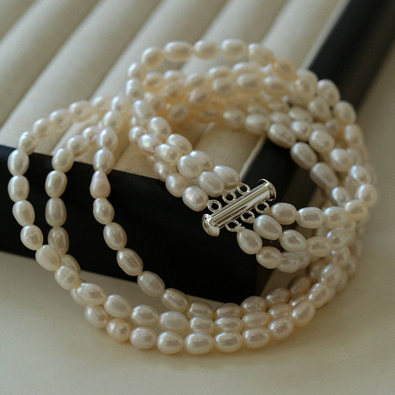 Collier simple à trois couches de perles d'eau douce