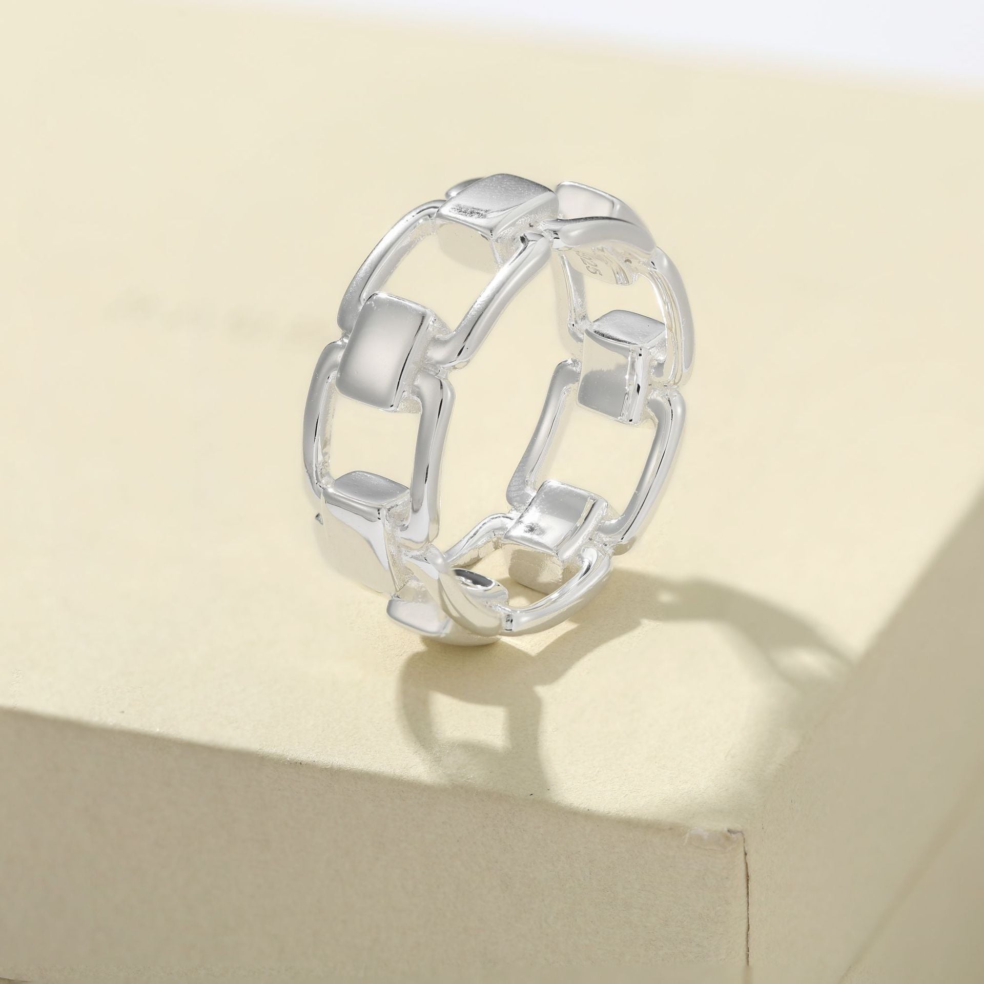 Geometric Link Openwork Band Ring - scale view | Floysun