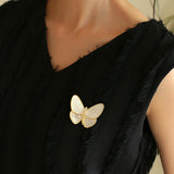 Broche Papillon Élégante en Nacre Blanche