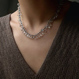 Collana choker con perline di vetro a goccia annodate a mano