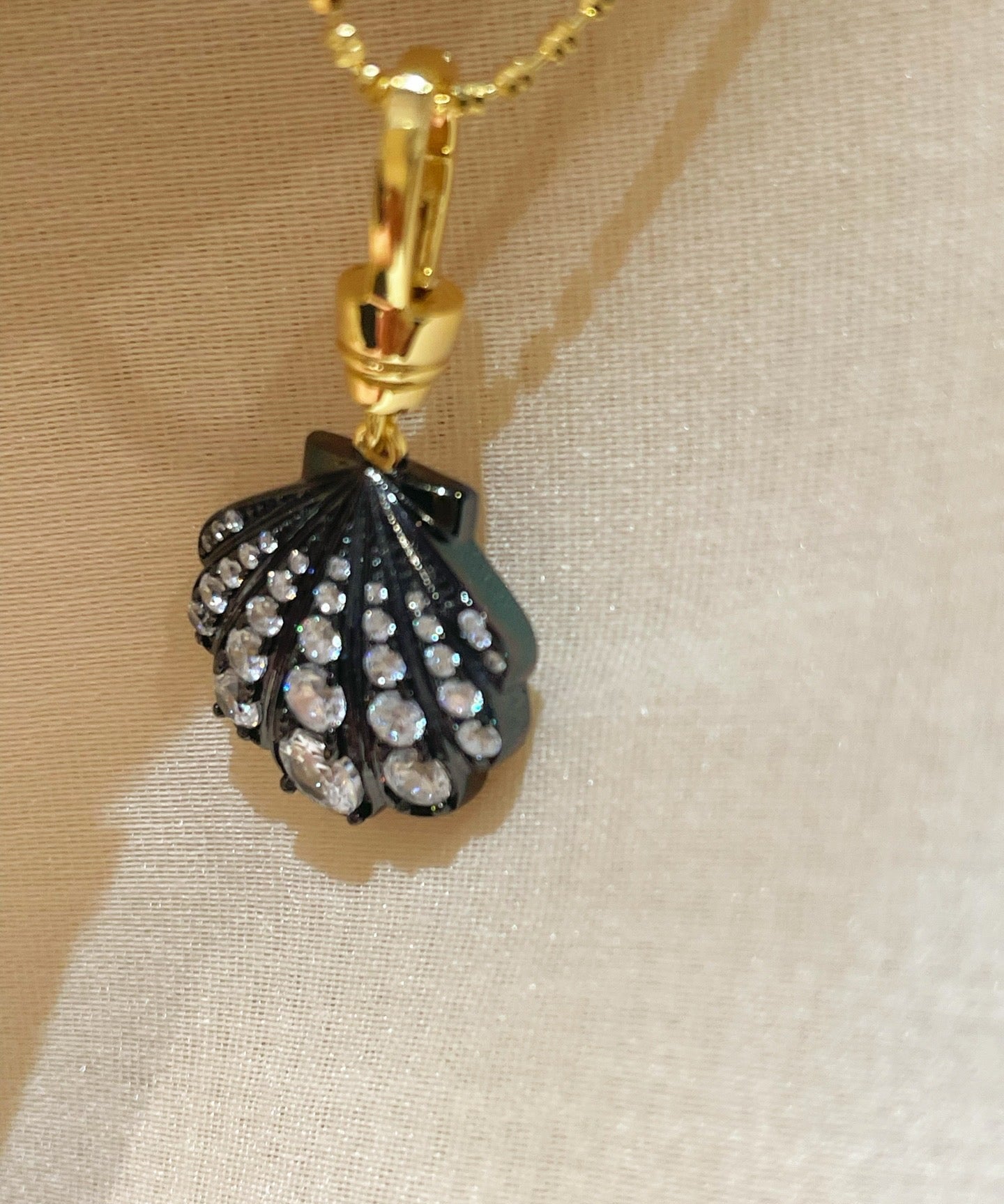 Black Gold Shell Necklace with Gradient Lab - Grown Diamonds - floysun