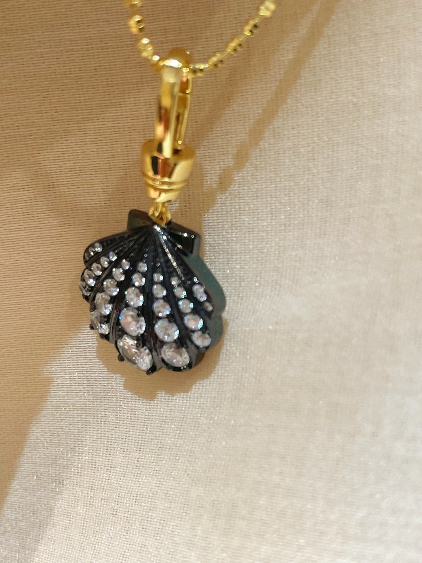 Black Gold Shell Necklace with Gradient Lab - Grown Diamonds - floysun