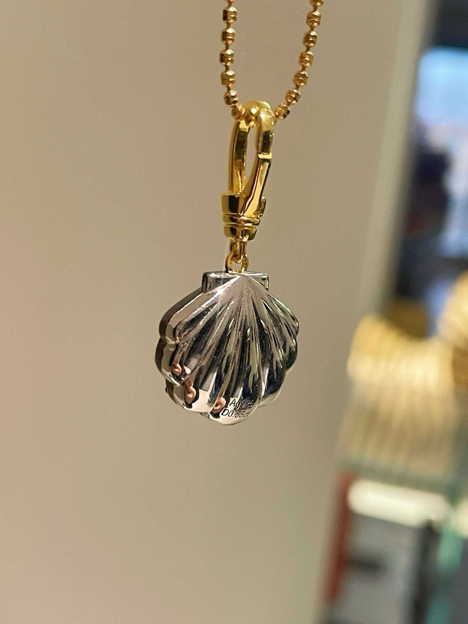 Black Gold Shell Necklace with Gradient Lab - Grown Diamonds - floysun