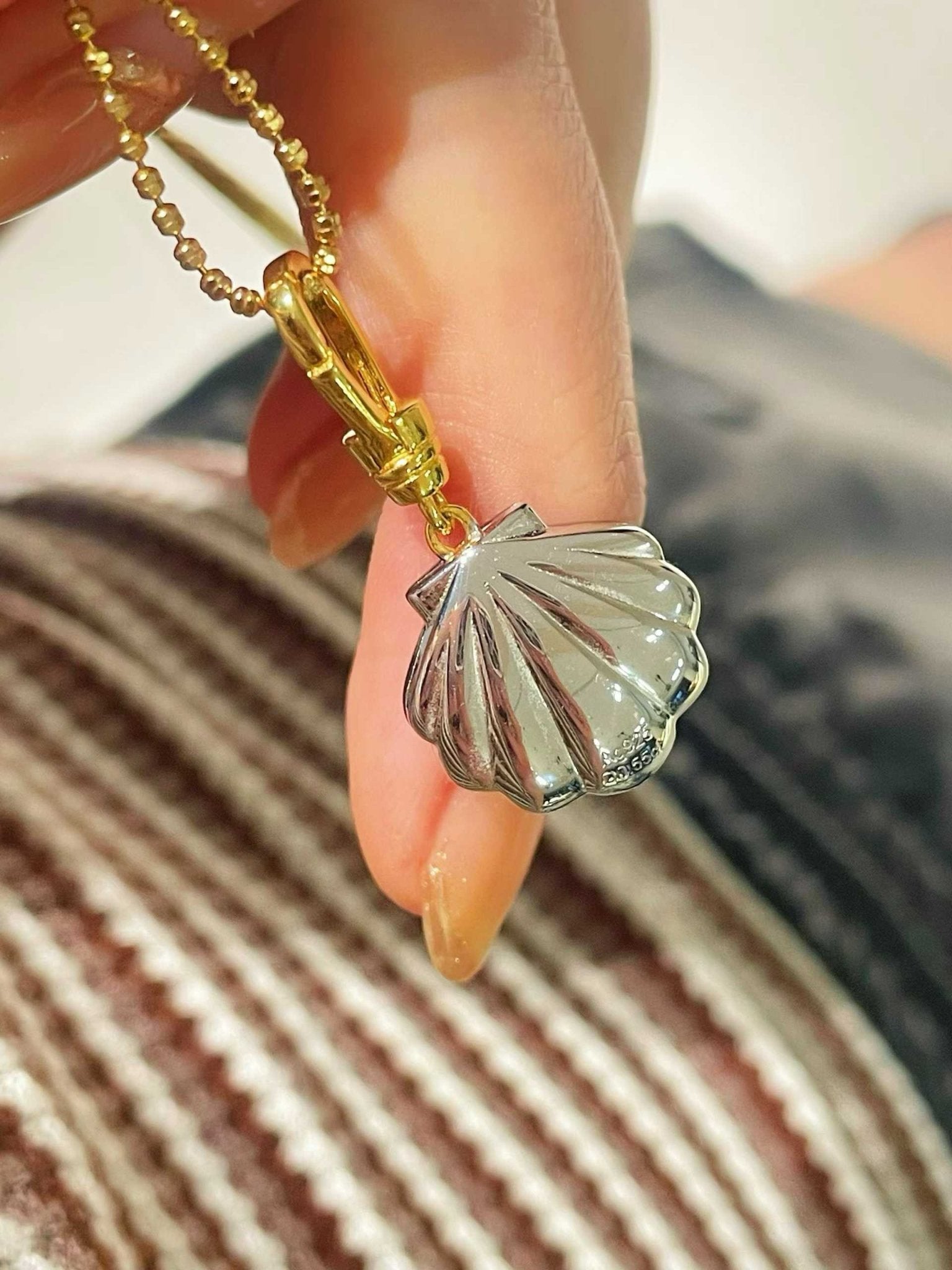 Black Gold Shell Necklace with Gradient Lab - Grown Diamonds - floysun