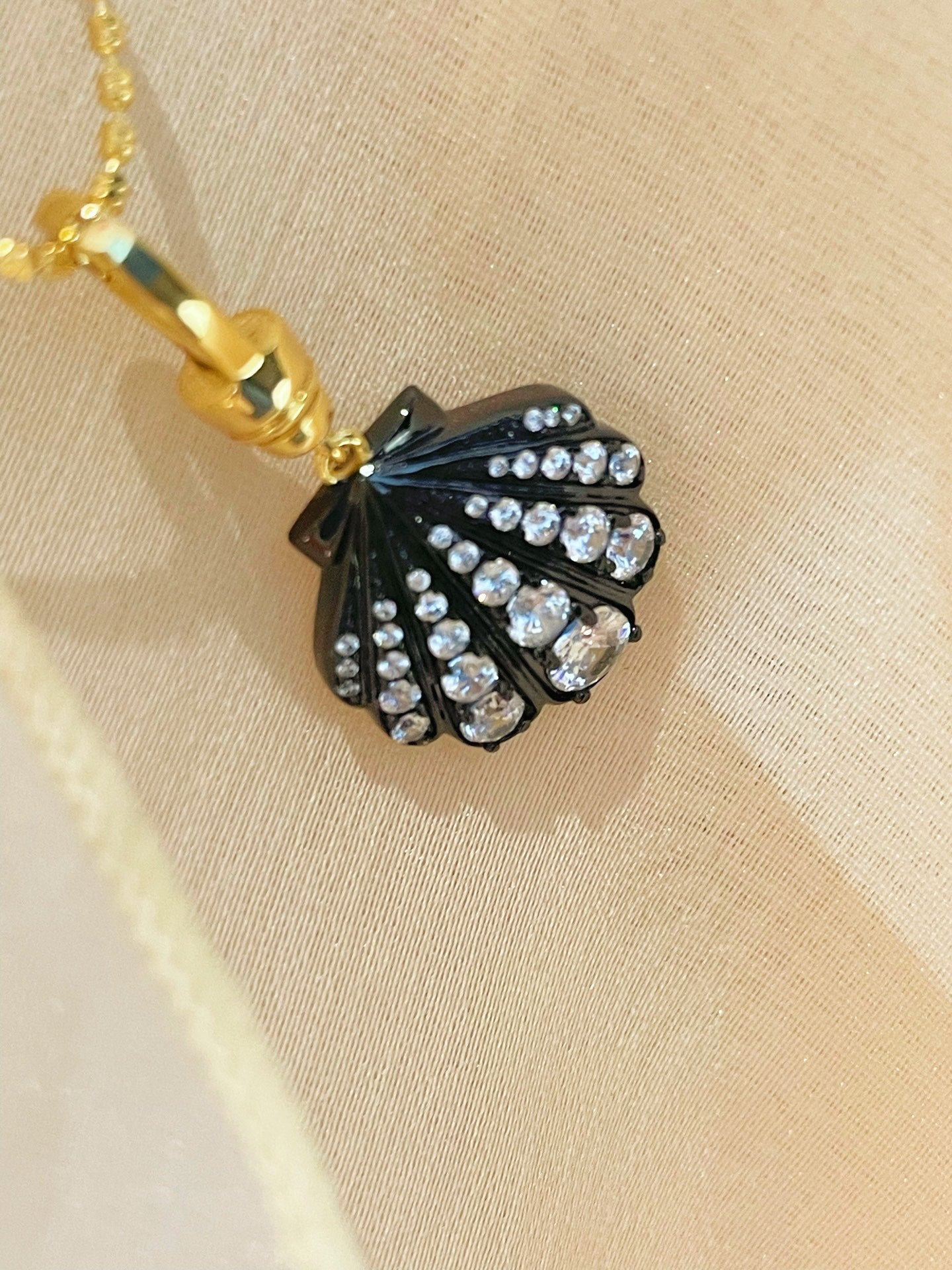 Black Gold Shell Necklace with Gradient Lab - Grown Diamonds - floysun