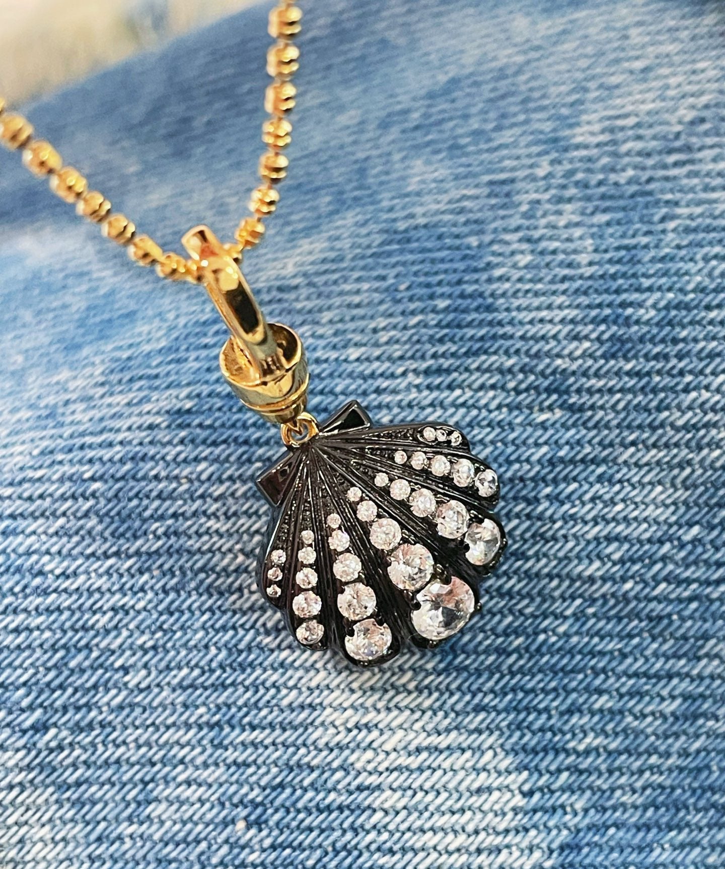 Black Gold Shell Necklace with Gradient Lab - Grown Diamonds - floysun