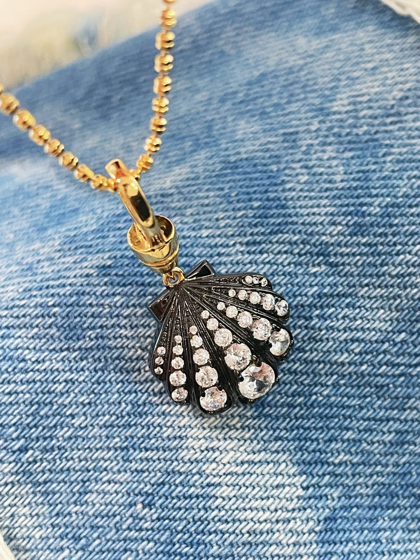 Black Gold Shell Necklace with Gradient Lab - Grown Diamonds - floysun