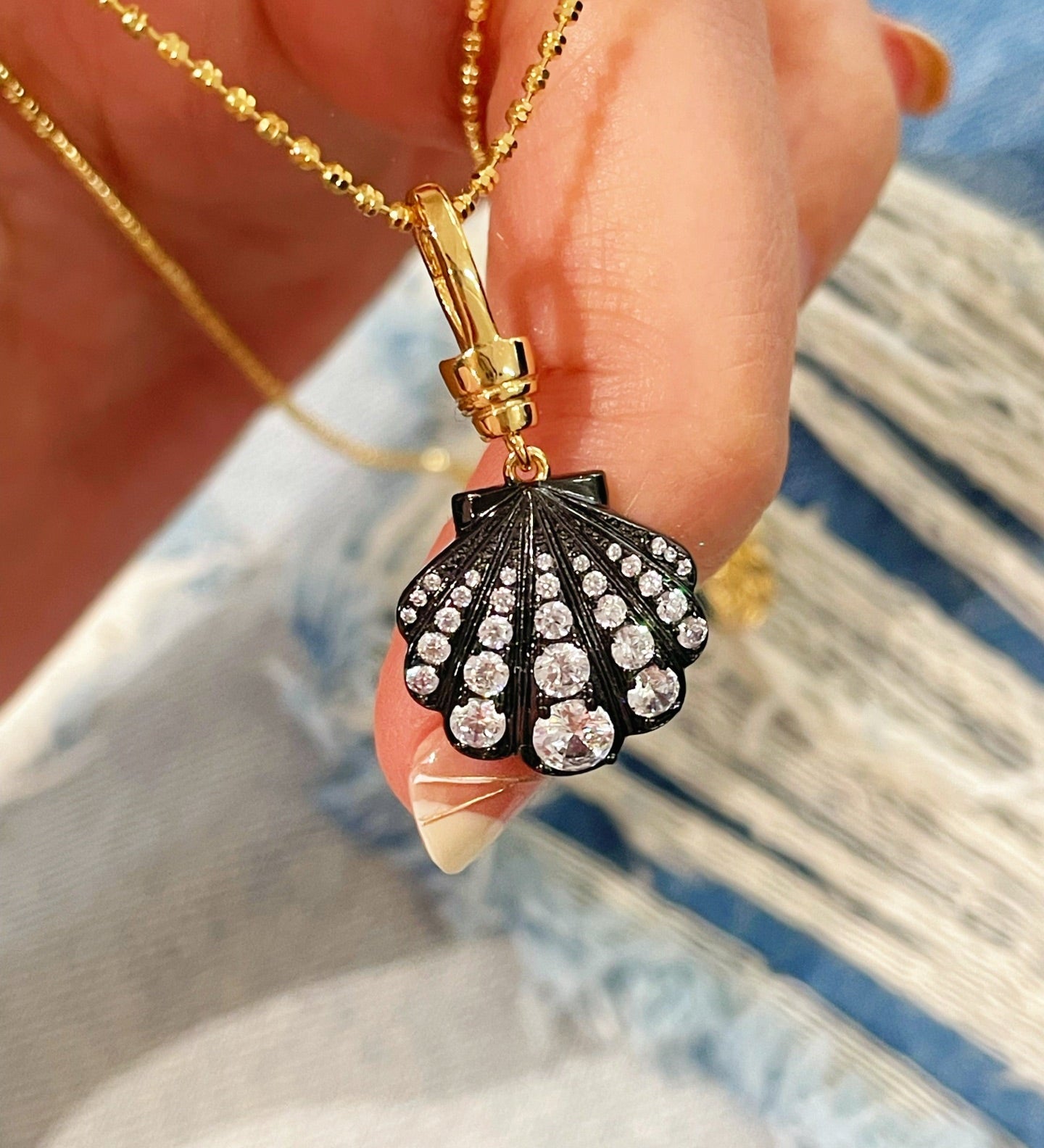 Black Gold Shell Necklace with Gradient Lab - Grown Diamonds - floysun