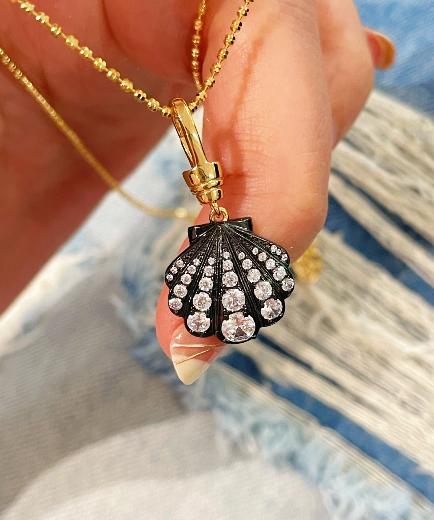 Black Gold Shell Necklace with Gradient Lab - Grown Diamonds - floysun