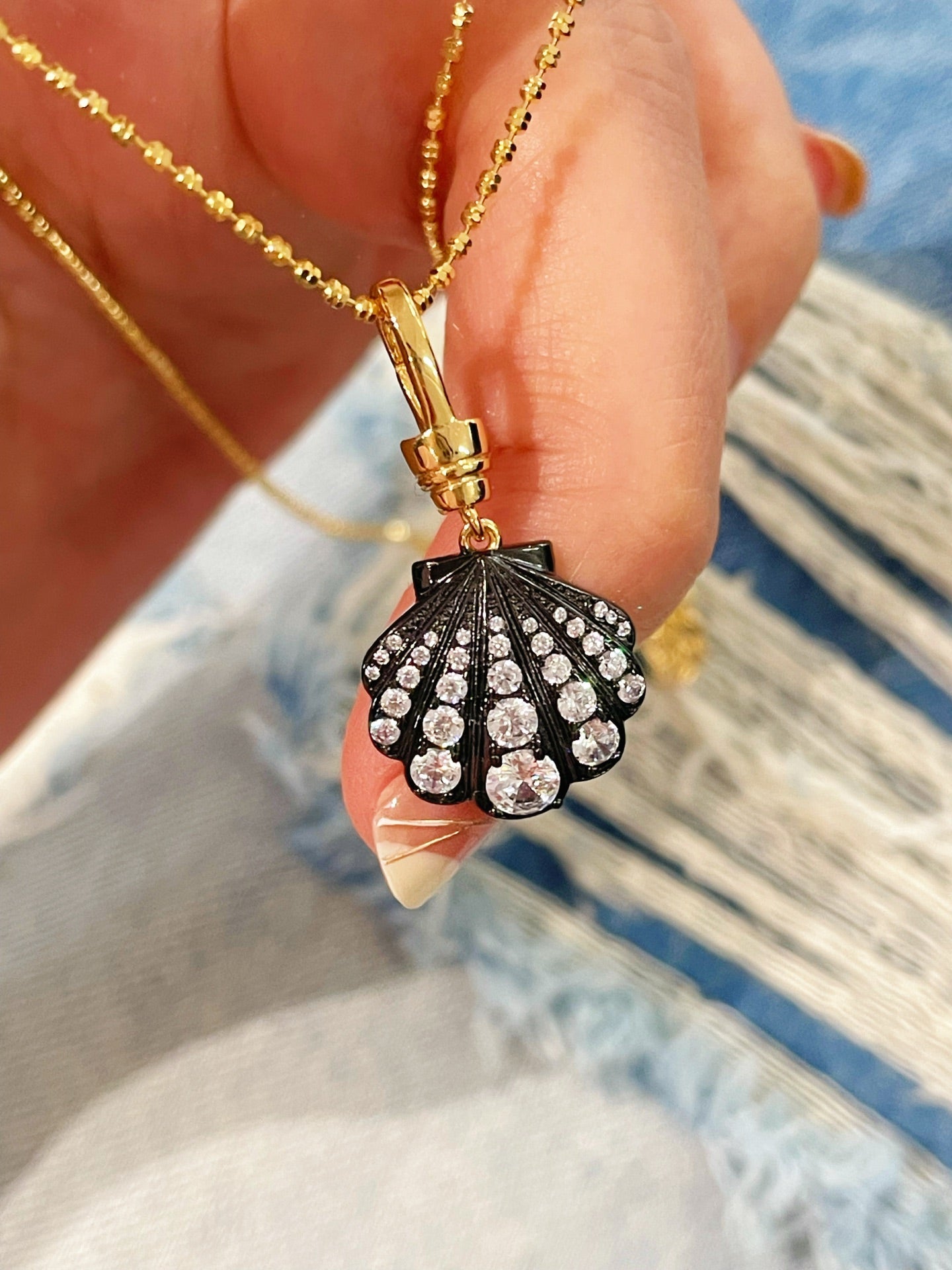 Black Gold Shell Necklace with Gradient Lab - Grown Diamonds - floysun