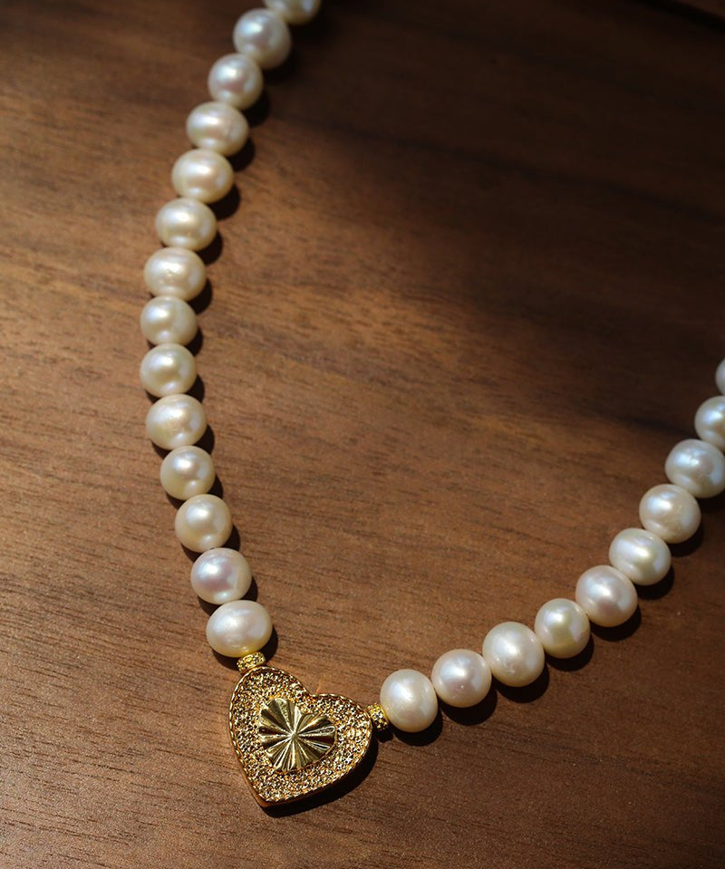 Boho Chic Pearl Necklace with Vintage Heart Pendant – Soft Glow Elegance - floysun